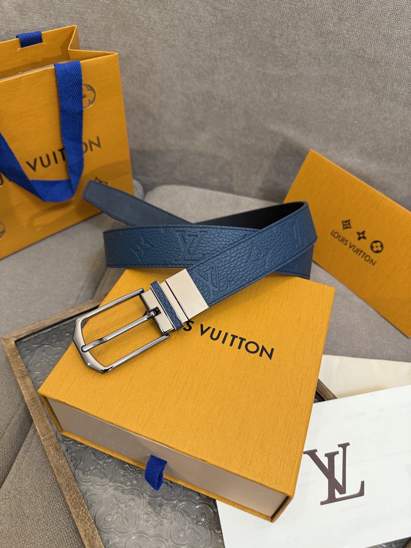 Lv 3.5腰带，Slender 可翻转皮带线条流畅，风格现代，具备无与伦比的多样性。采用深沉的蓝色皮