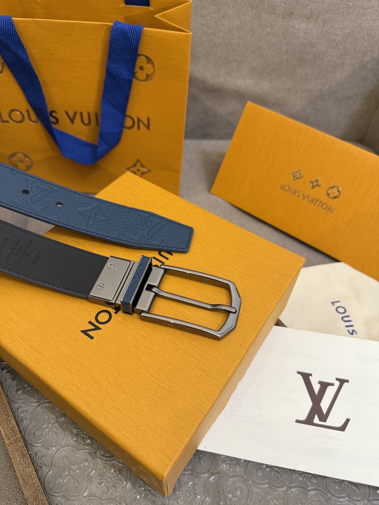  Lv 3.5腰带，Slender 可翻转皮带线条流畅，风格现代，具备无与伦比的多样性。采用深沉的蓝色皮