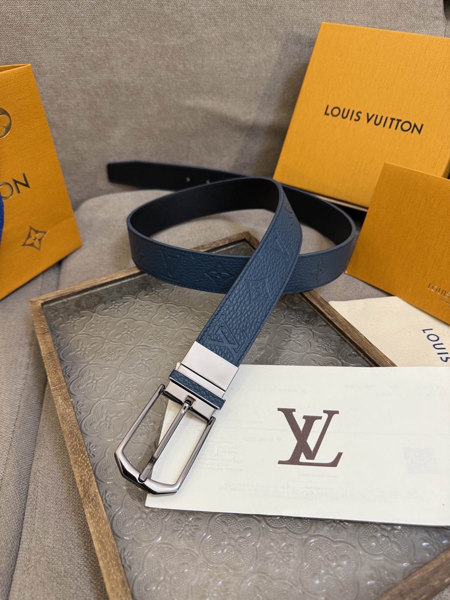  Lv 3.5腰带，Slender 可翻转皮带线条流畅，风格现代，具备无与伦比的多样性。采用深沉的蓝色皮