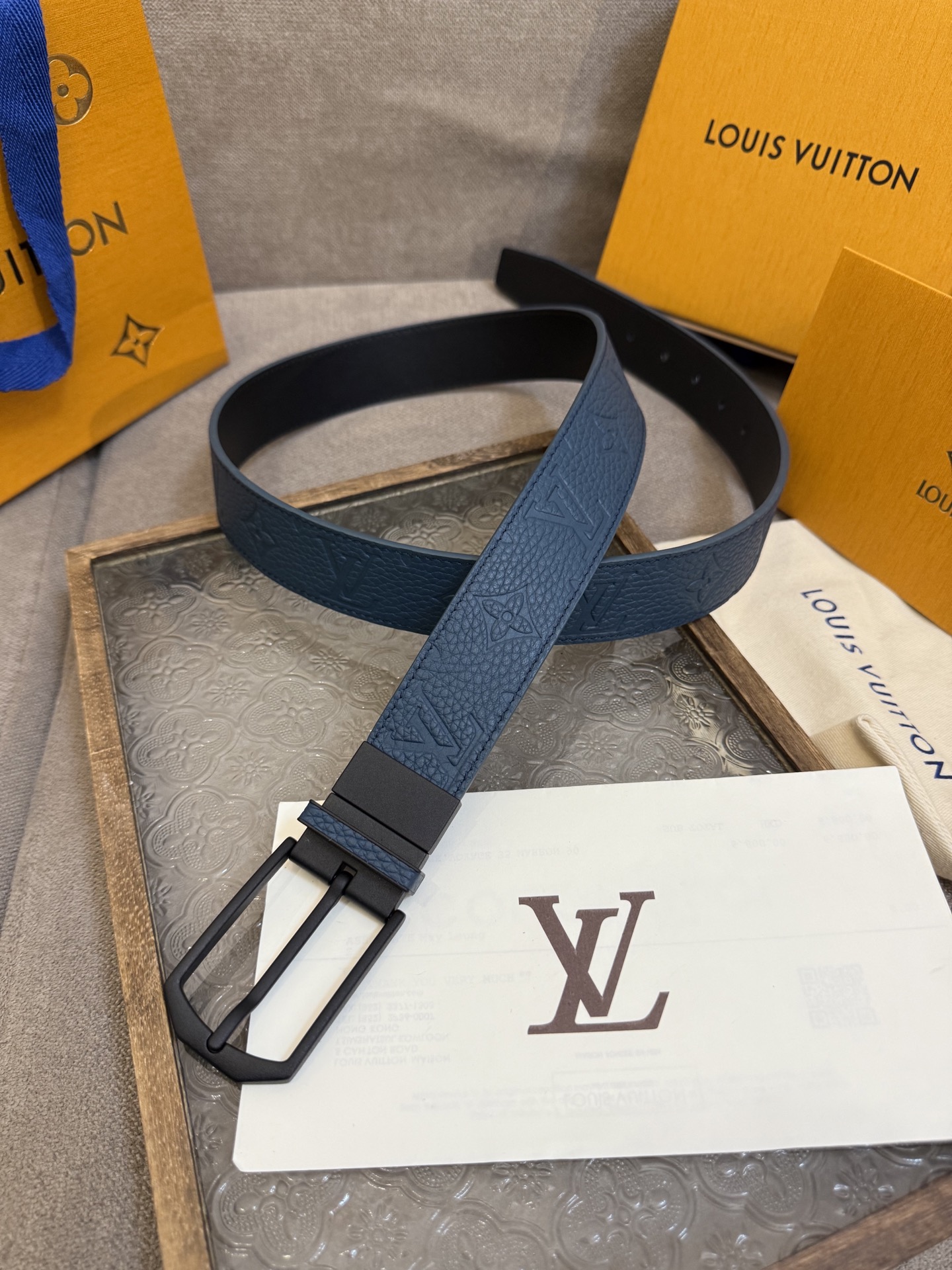  Lv 3.5腰带，Slender 可翻转皮带线条流畅，风格现代，具备无与伦比的多样性。采用深沉的蓝色皮