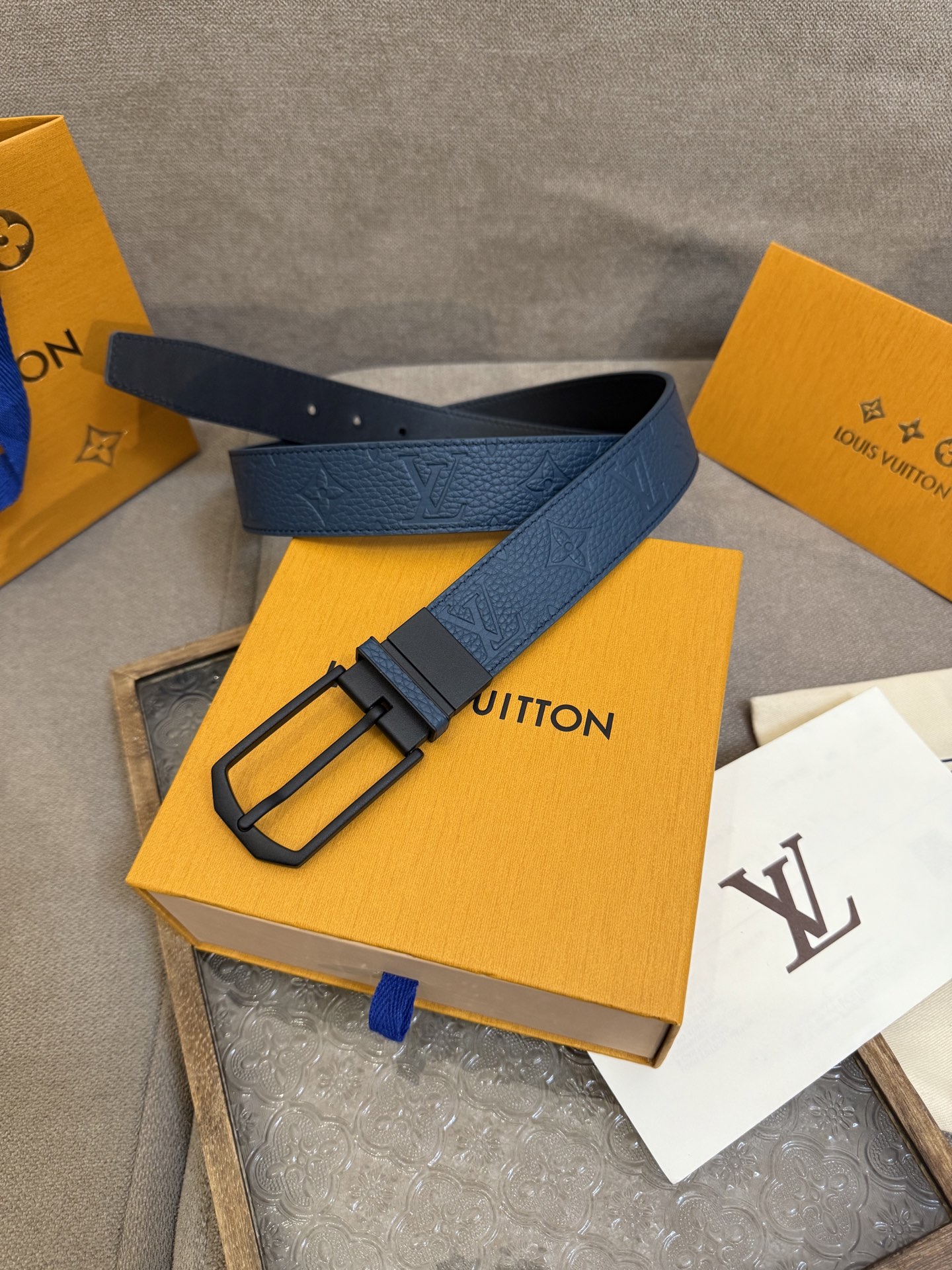  Lv 3.5腰带，Slender 可翻转皮带线条流畅，风格现代，具备无与伦比的多样性。采用深沉的蓝色皮