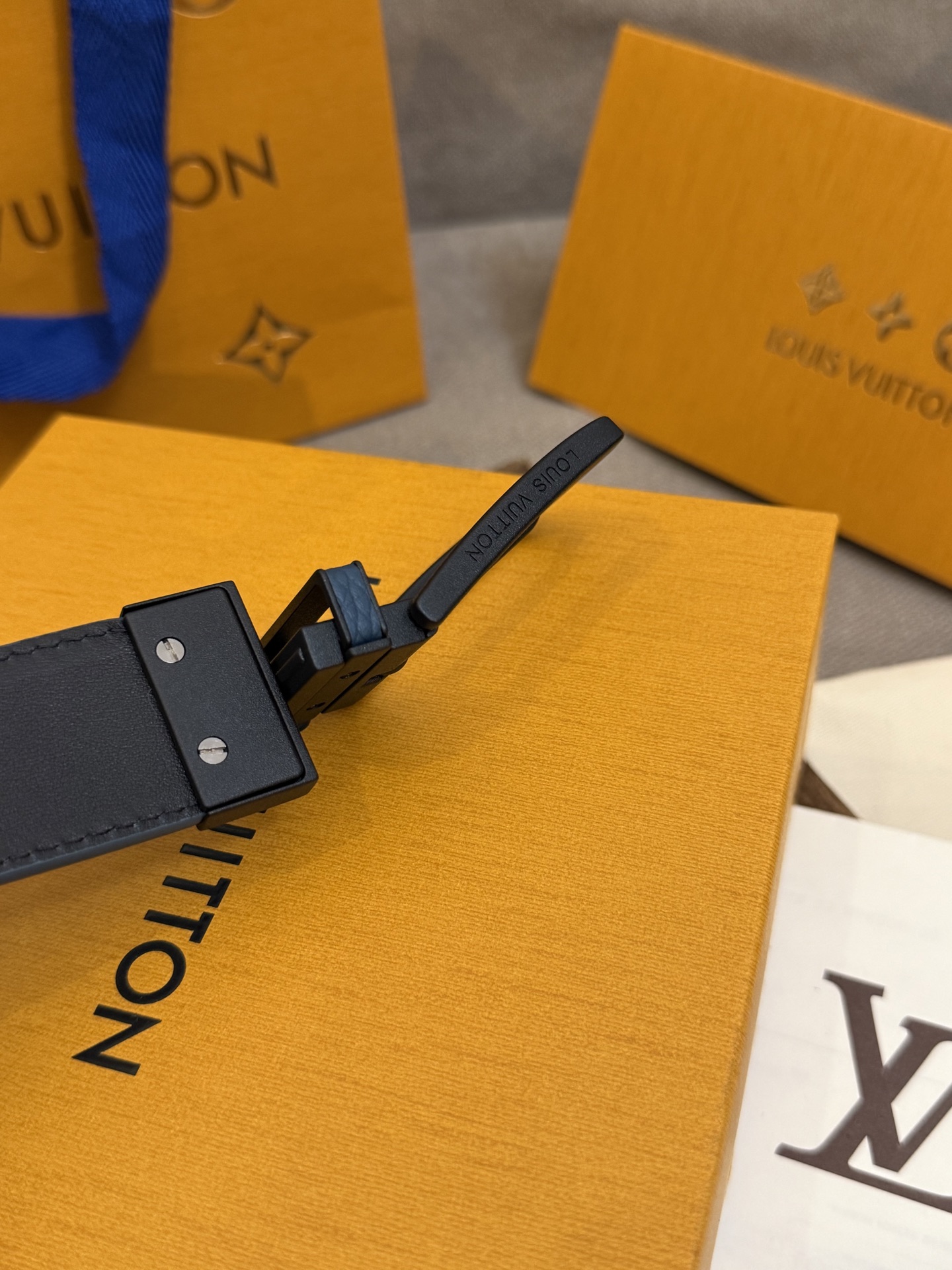  Lv 3.5腰带，Slender 可翻转皮带线条流畅，风格现代，具备无与伦比的多样性。采用深沉的蓝色皮