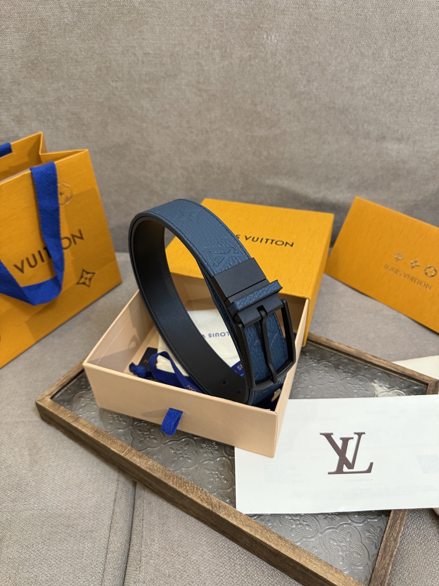  Lv 3.5腰带，Slender 可翻转皮带线条流畅，风格现代，具备无与伦比的多样性。采用深沉的蓝色皮