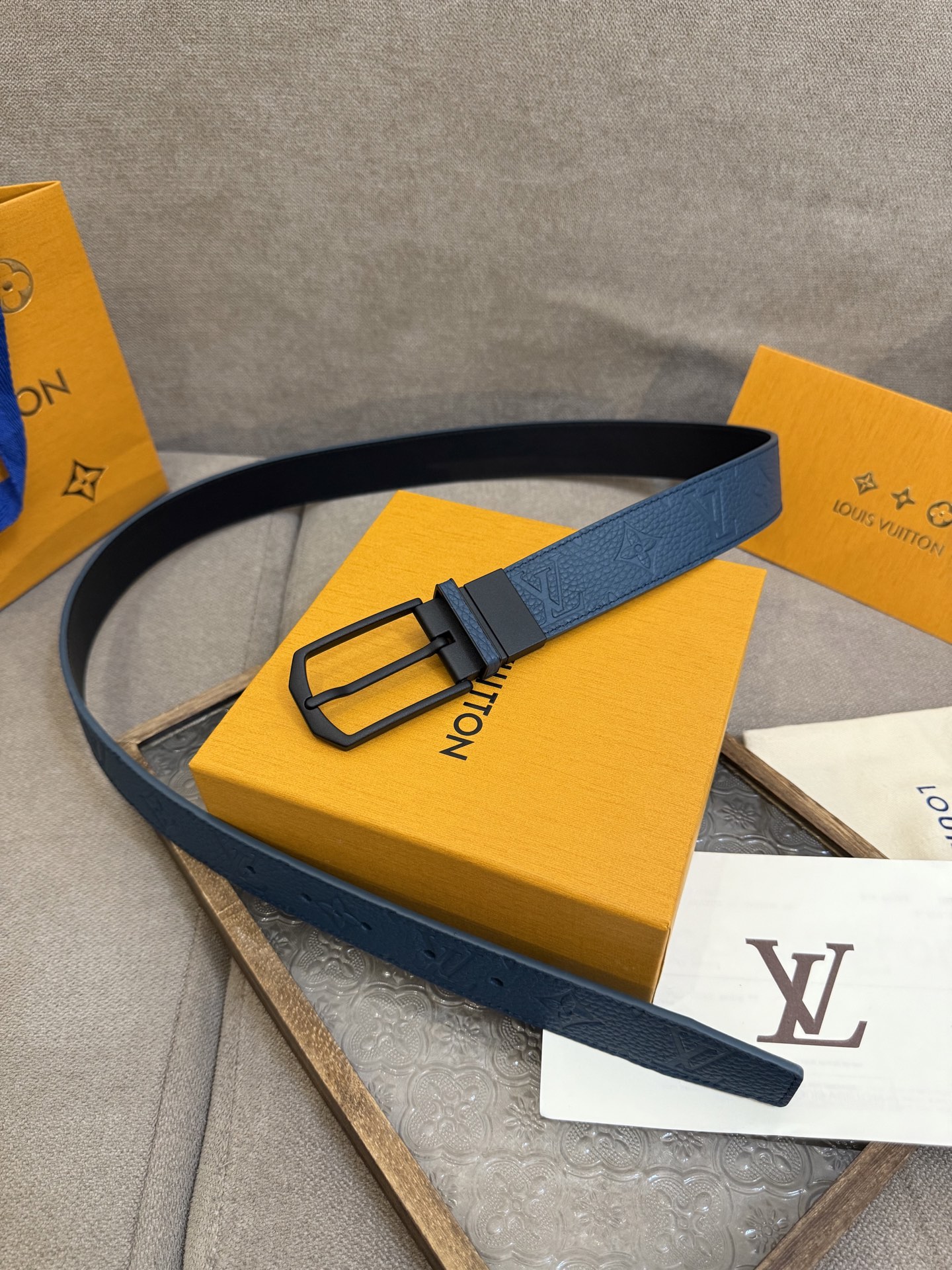  Lv 3.5腰带，Slender 可翻转皮带线条流畅，风格现代，具备无与伦比的多样性。采用深沉的蓝色皮