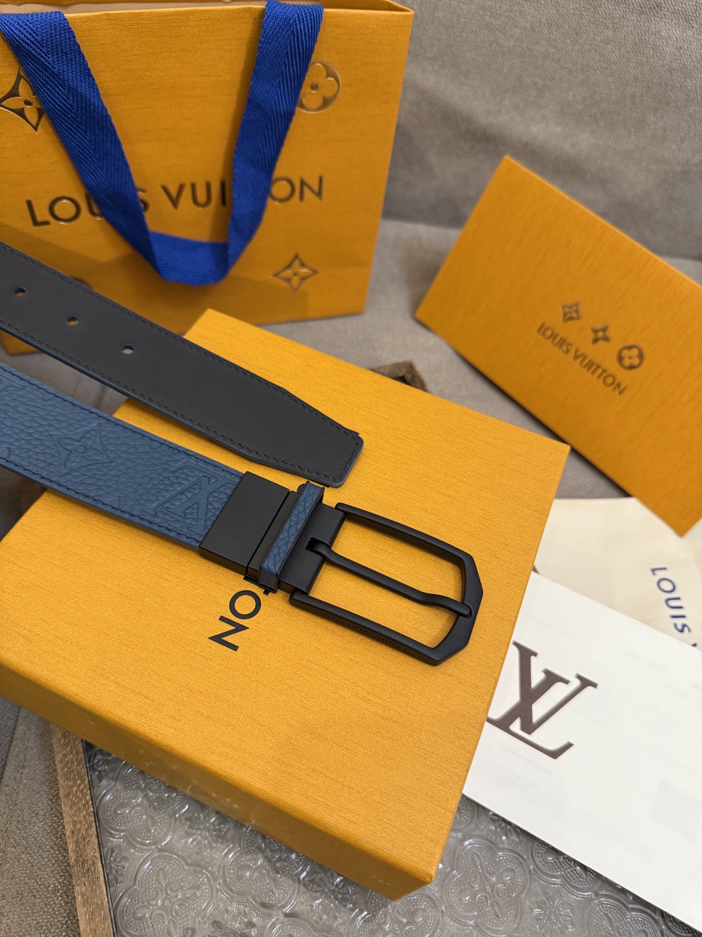  Lv 3.5腰带，Slender 可翻转皮带线条流畅，风格现代，具备无与伦比的多样性。采用深沉的蓝色皮