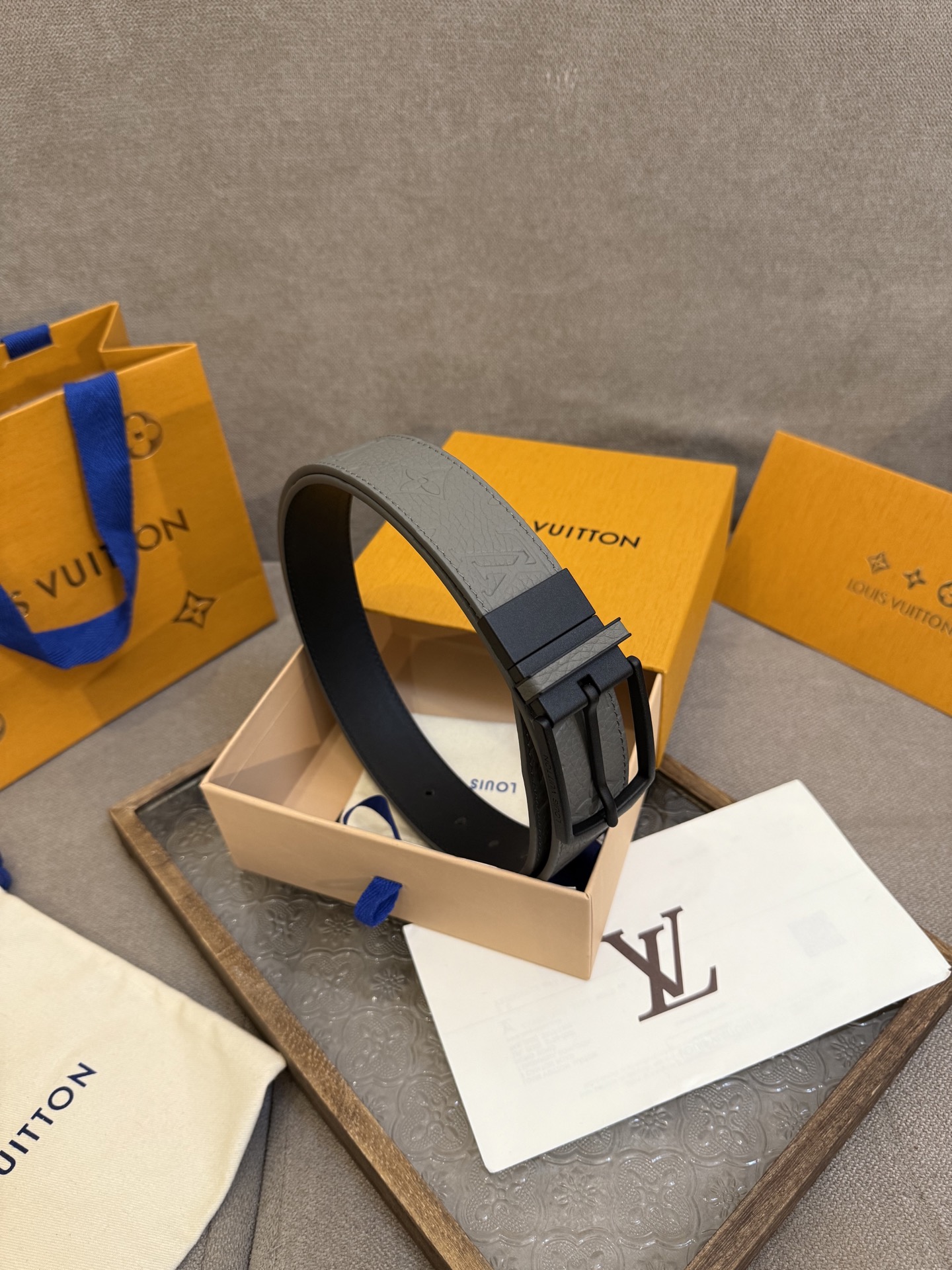  Lv 3.5腰带，Slender 可翻转皮带线条流畅，风格现代，具备无与伦比的多样性。采用深沉的灰色皮