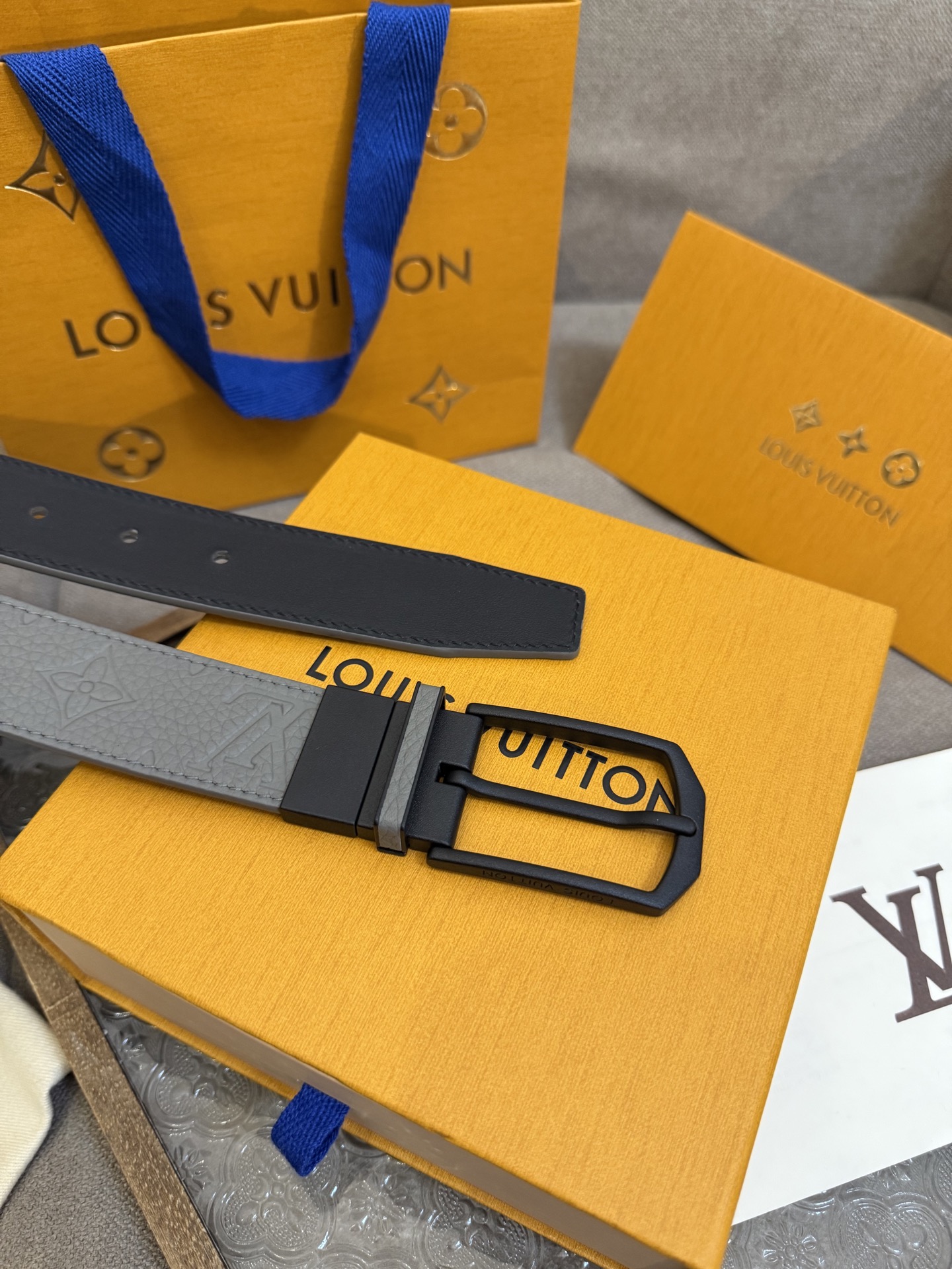  Lv 3.5腰带，Slender 可翻转皮带线条流畅，风格现代，具备无与伦比的多样性。采用深沉的灰色皮