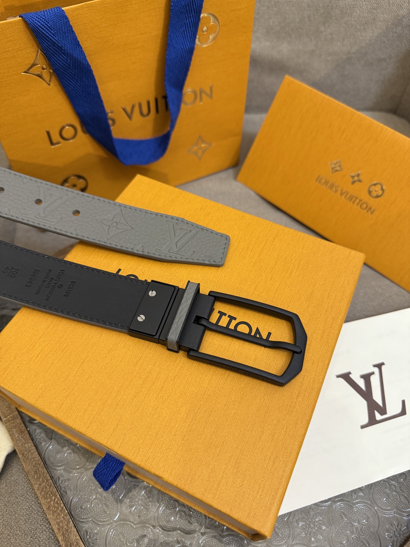  Lv 3.5腰带，Slender 可翻转皮带线条流畅，风格现代，具备无与伦比的多样性。采用深沉的灰色皮