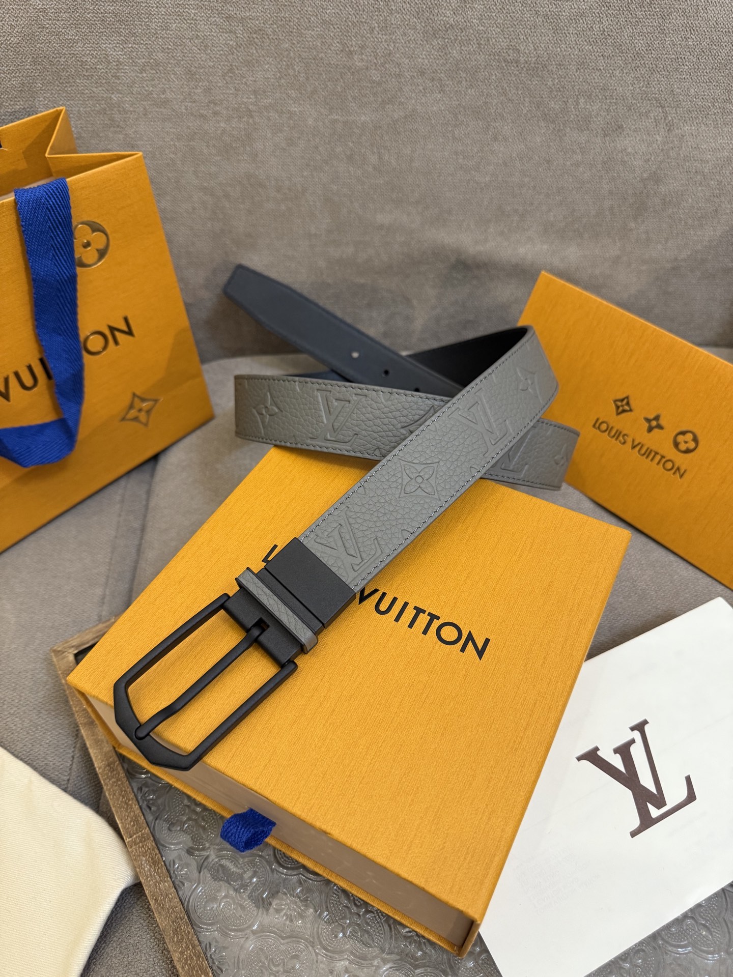  Lv 3.5腰带，Slender 可翻转皮带线条流畅，风格现代，具备无与伦比的多样性。采用深沉的灰色皮