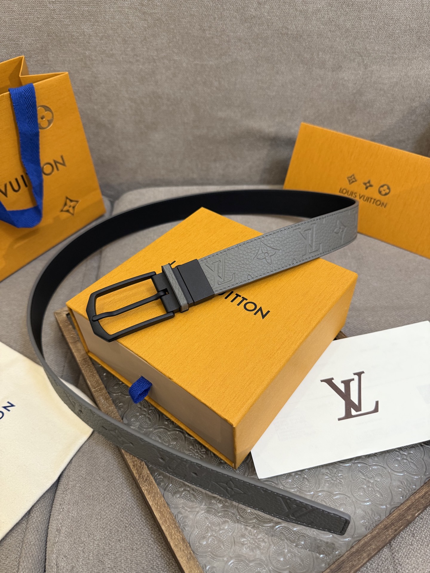  Lv 3.5腰带，Slender 可翻转皮带线条流畅，风格现代，具备无与伦比的多样性。采用深沉的灰色皮