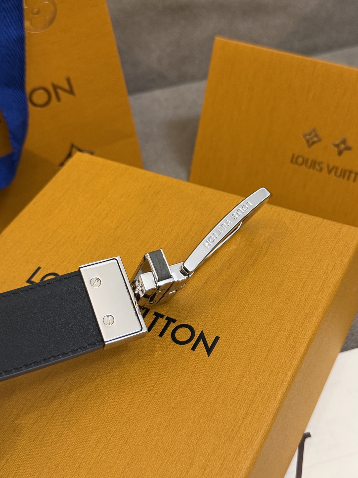  Lv 3.5腰带，Slender 可翻转皮带线条流畅，风格现代，具备无与伦比的多样性。采用深沉的灰色皮