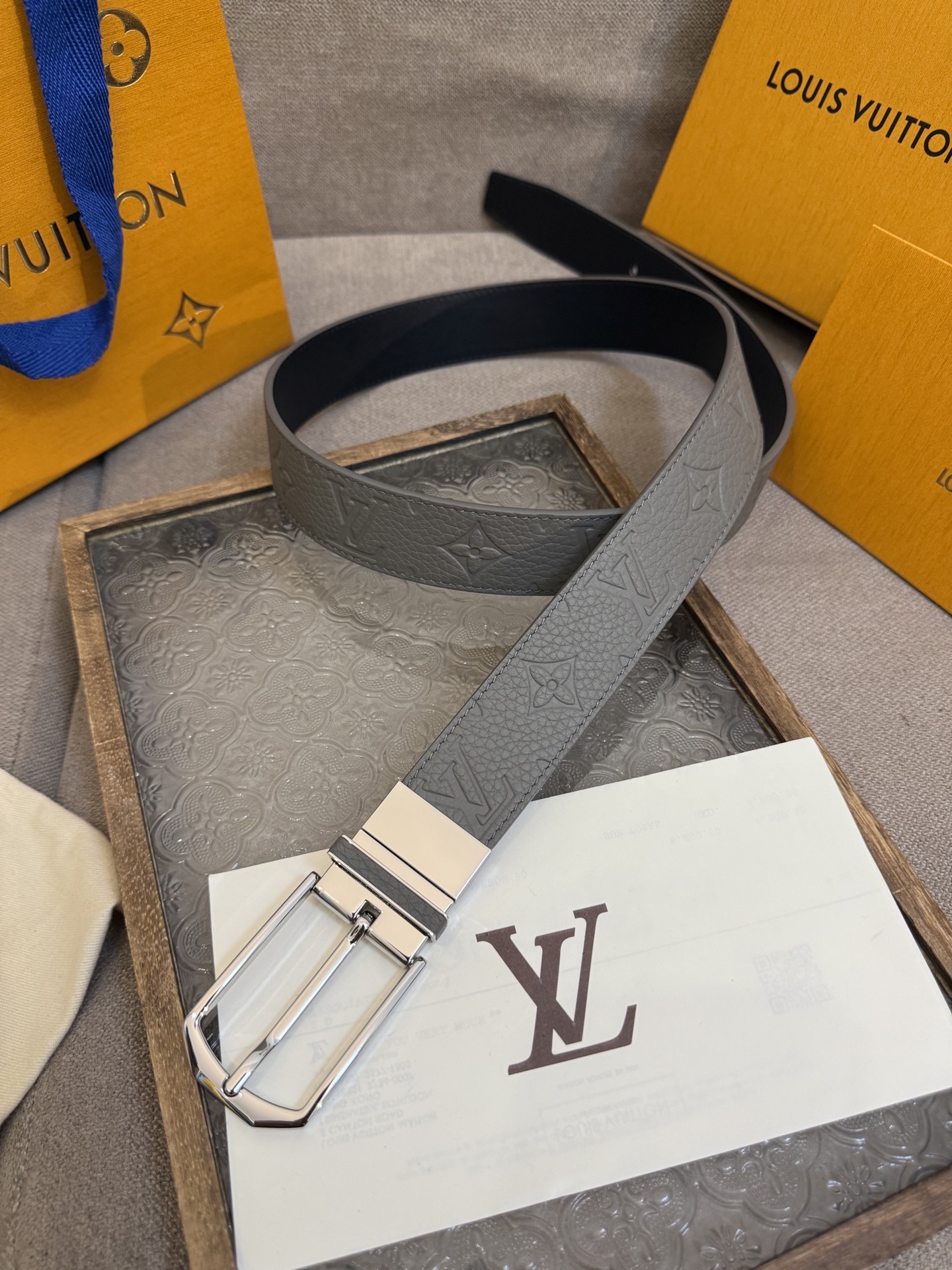  Lv 3.5腰带，Slender 可翻转皮带线条流畅，风格现代，具备无与伦比的多样性。采用深沉的灰色皮