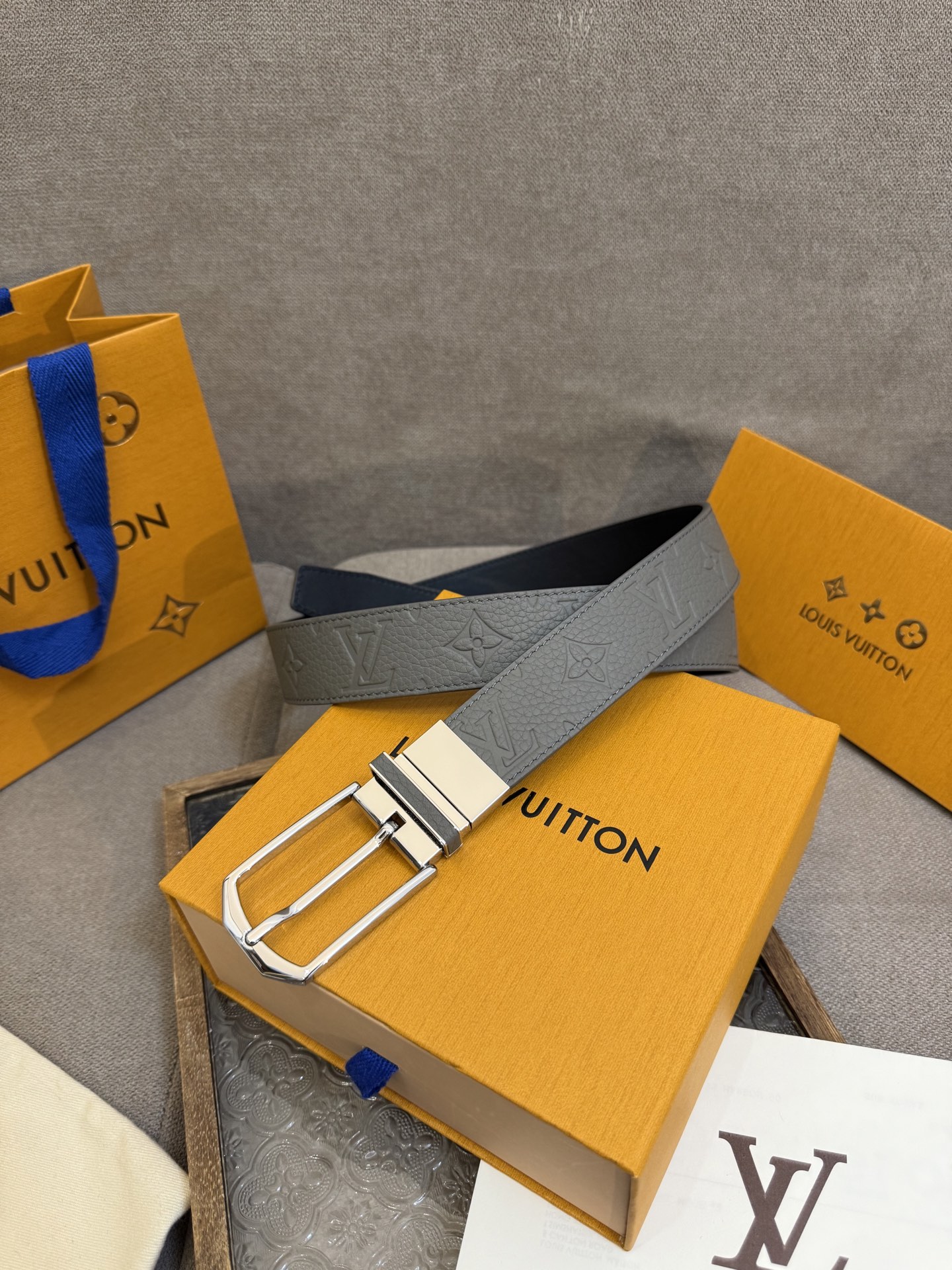  Lv 3.5腰带，Slender 可翻转皮带线条流畅，风格现代，具备无与伦比的多样性。采用深沉的灰色皮