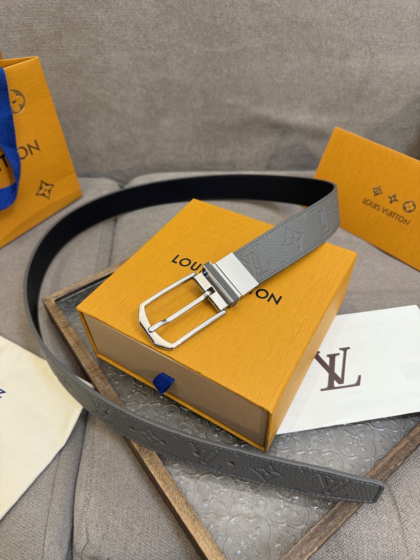  Lv 3.5腰带，Slender 可翻转皮带线条流畅，风格现代，具备无与伦比的多样性。采用深沉的灰色皮
