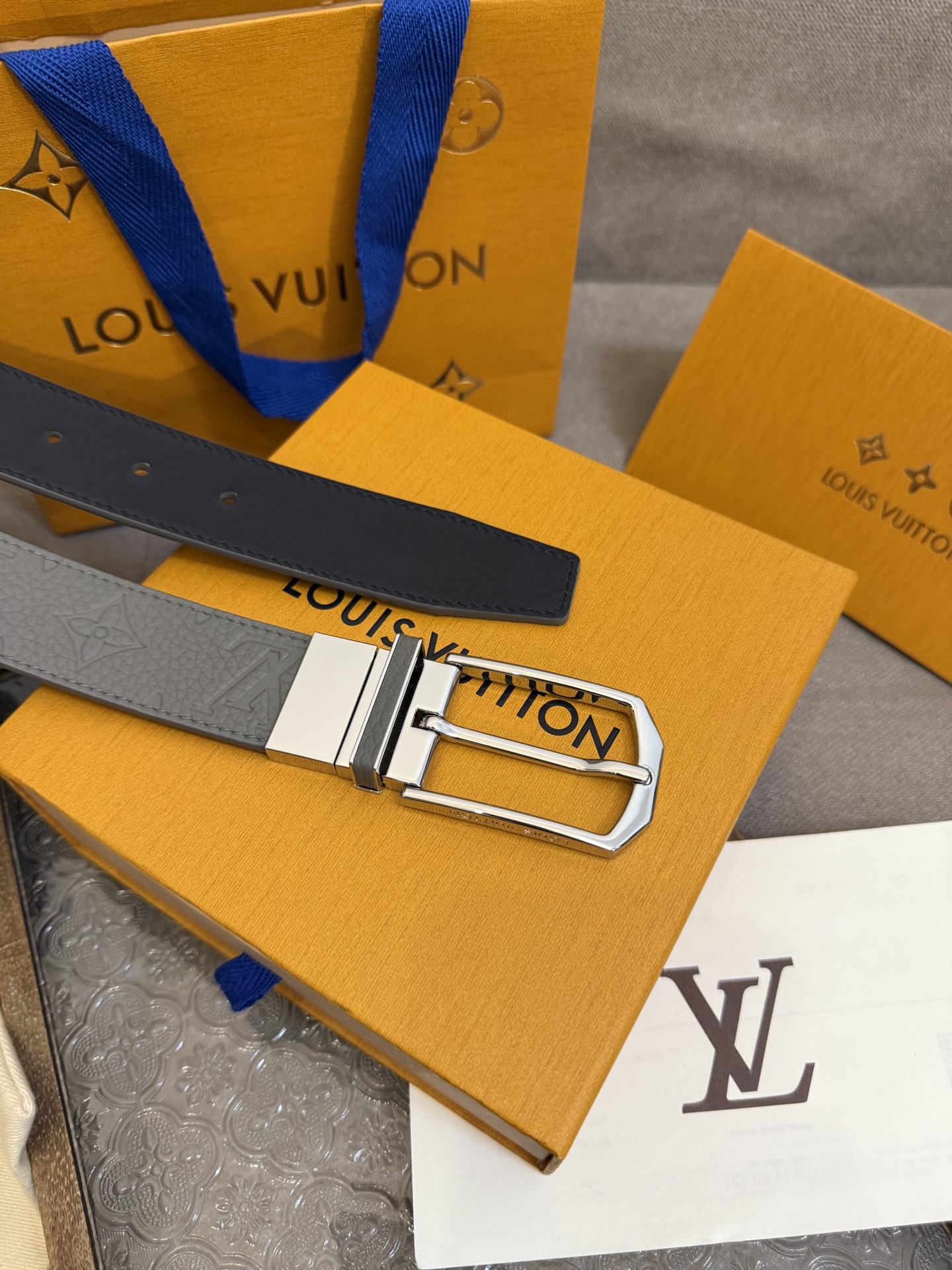  Lv 3.5腰带，Slender 可翻转皮带线条流畅，风格现代，具备无与伦比的多样性。采用深沉的灰色皮