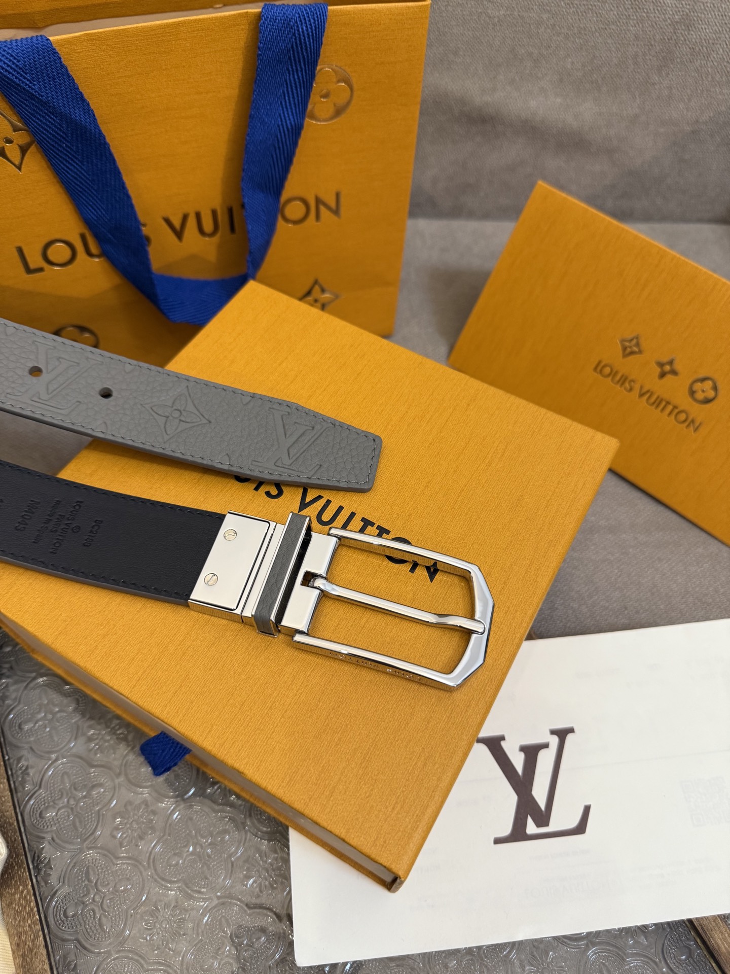  Lv 3.5腰带，Slender 可翻转皮带线条流畅，风格现代，具备无与伦比的多样性。采用深沉的灰色皮