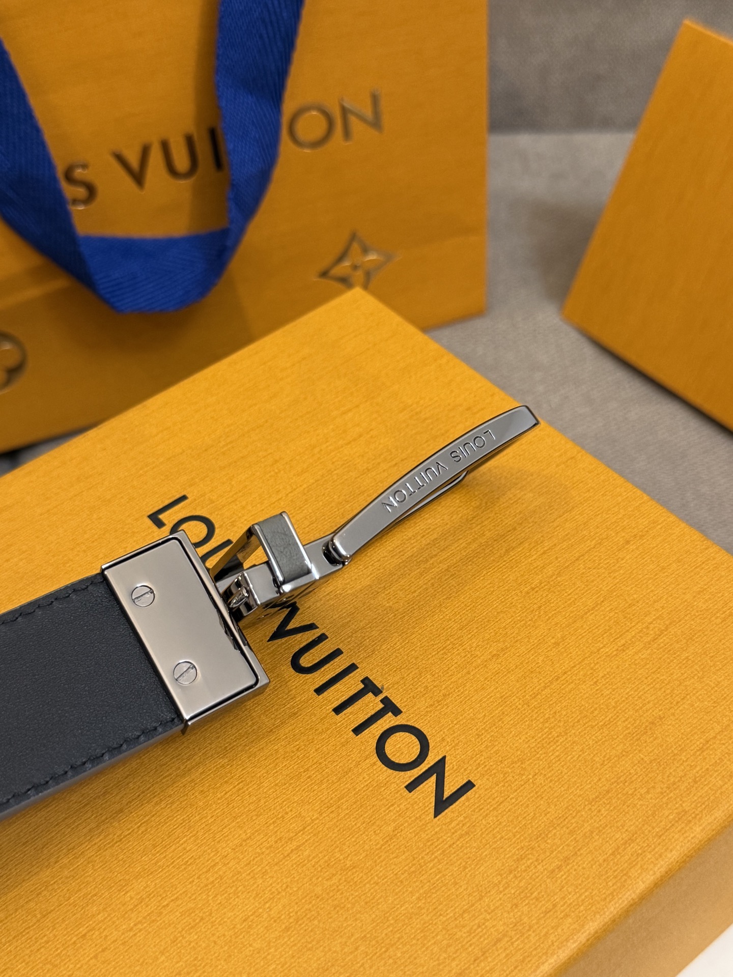  Lv 3.5腰带，Slender 可翻转皮带线条流畅，风格现代，具备无与伦比的多样性。采用深沉的灰色皮