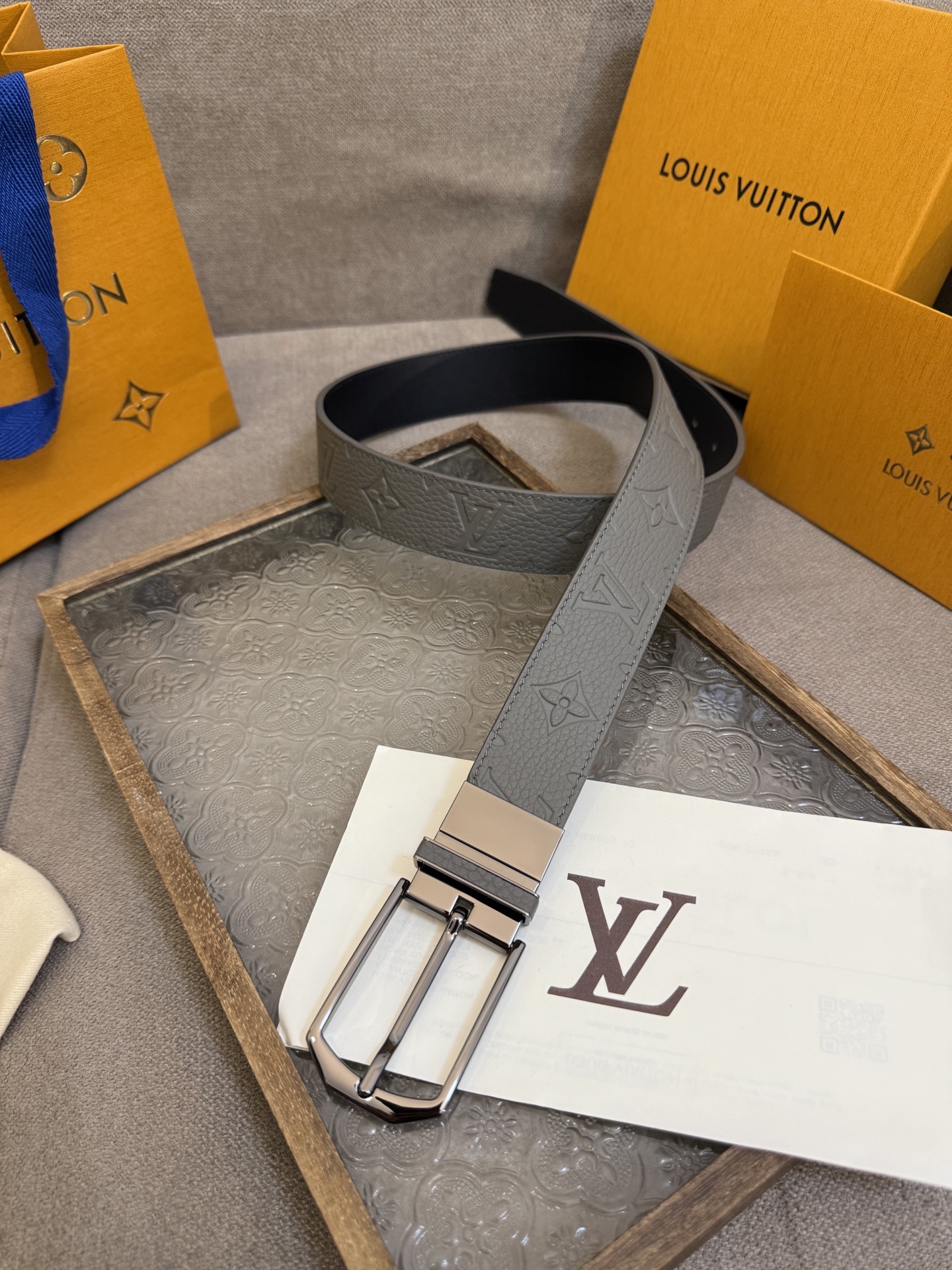  Lv 3.5腰带，Slender 可翻转皮带线条流畅，风格现代，具备无与伦比的多样性。采用深沉的灰色皮