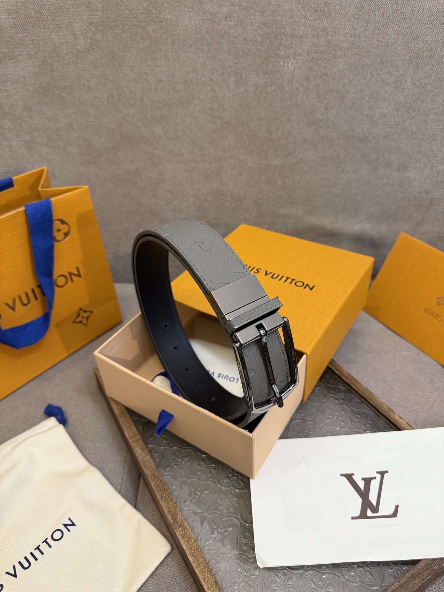  Lv 3.5腰带，Slender 可翻转皮带线条流畅，风格现代，具备无与伦比的多样性。采用深沉的灰色皮
