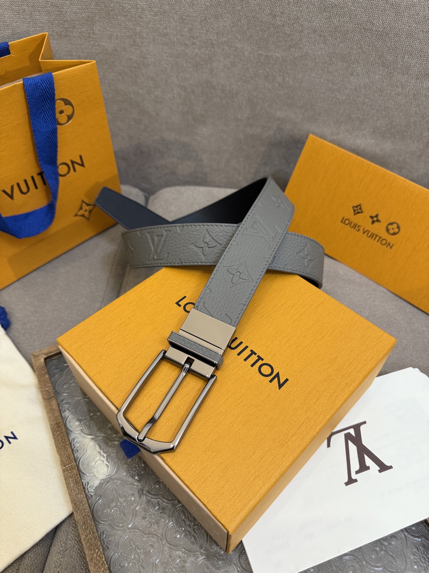  Lv 3.5腰带，Slender 可翻转皮带线条流畅，风格现代，具备无与伦比的多样性。采用深沉的灰色皮
