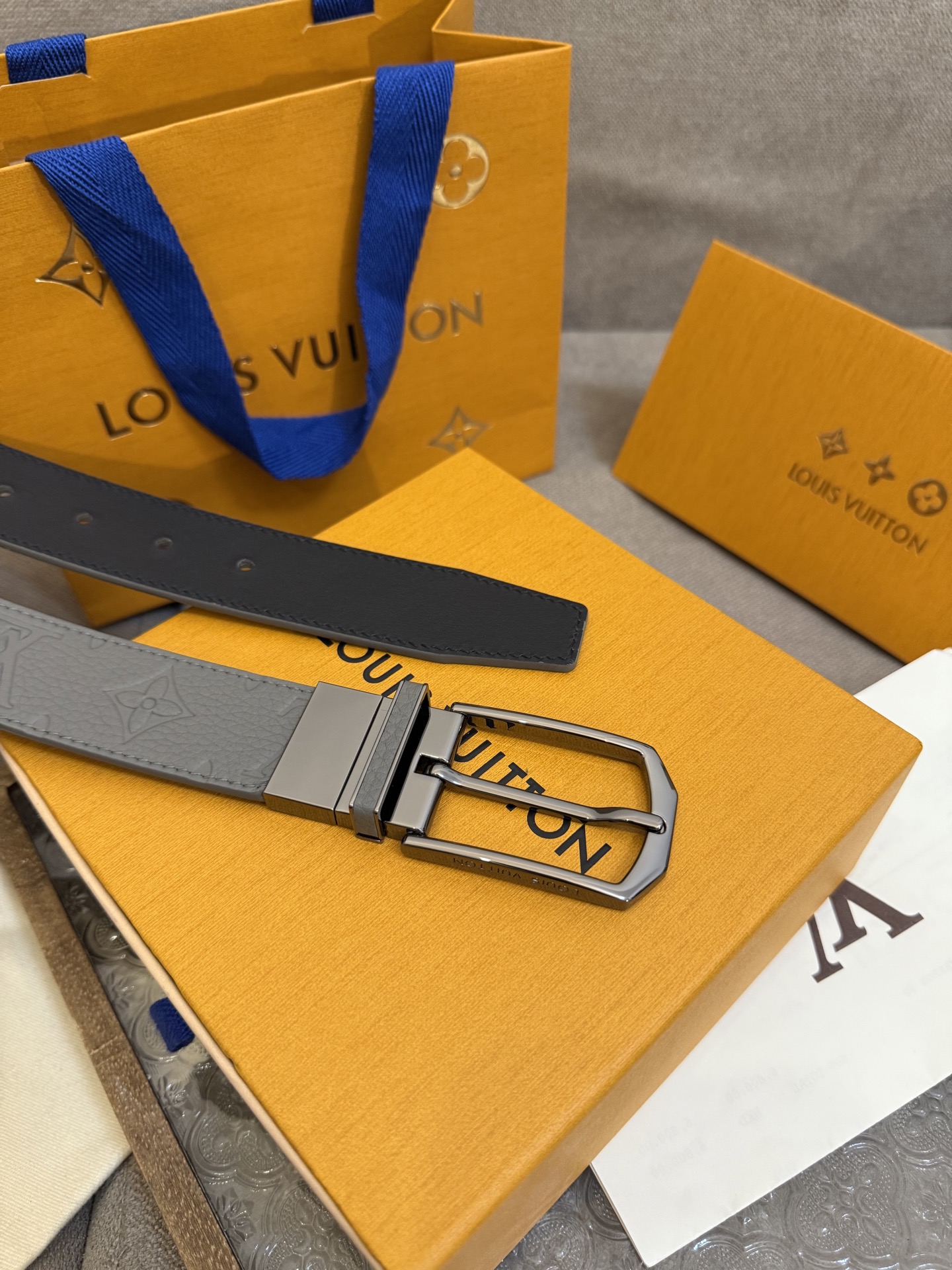  Lv 3.5腰带，Slender 可翻转皮带线条流畅，风格现代，具备无与伦比的多样性。采用深沉的灰色皮
