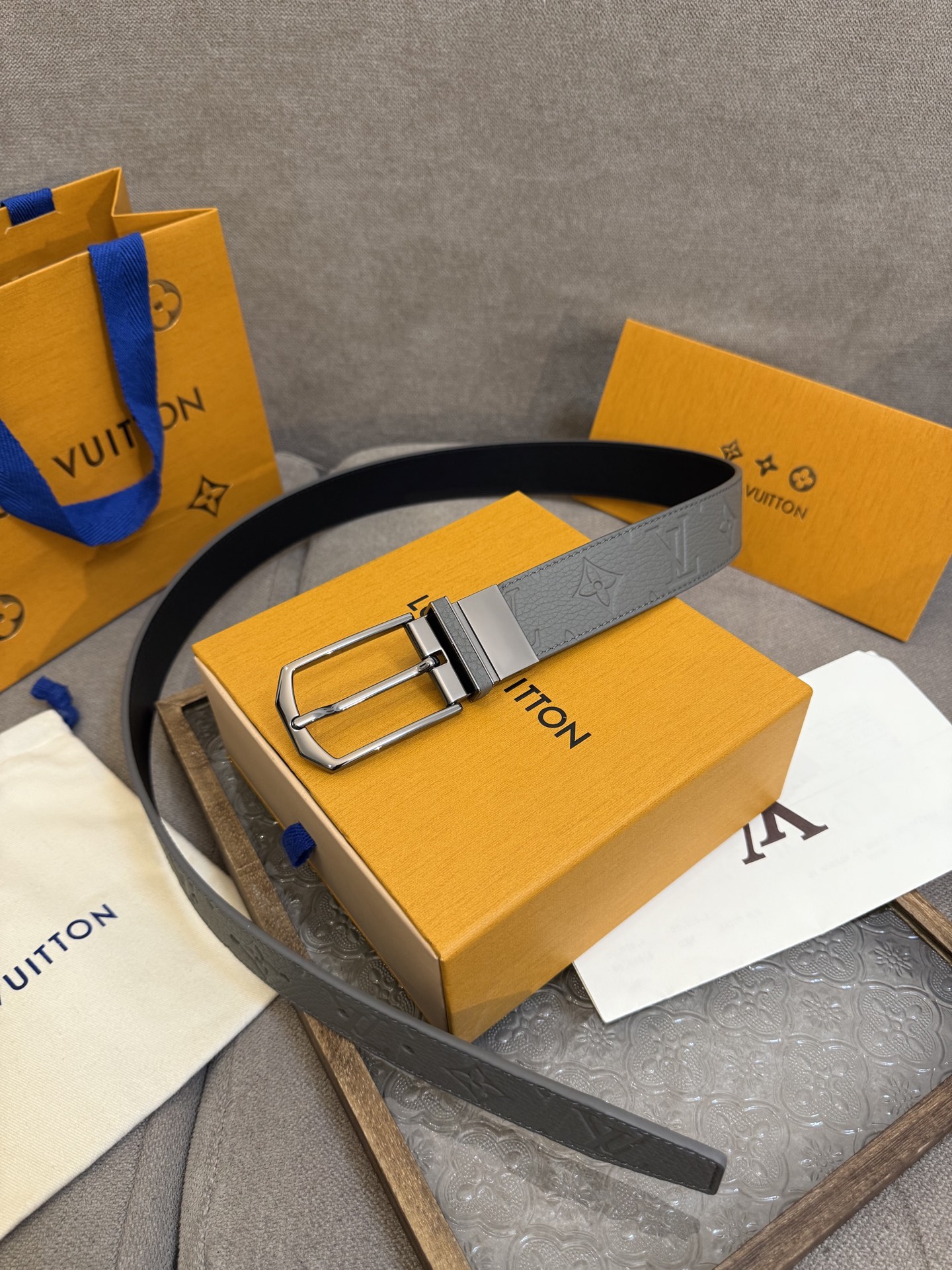  Lv 3.5腰带，Slender 可翻转皮带线条流畅，风格现代，具备无与伦比的多样性。采用深沉的灰色皮