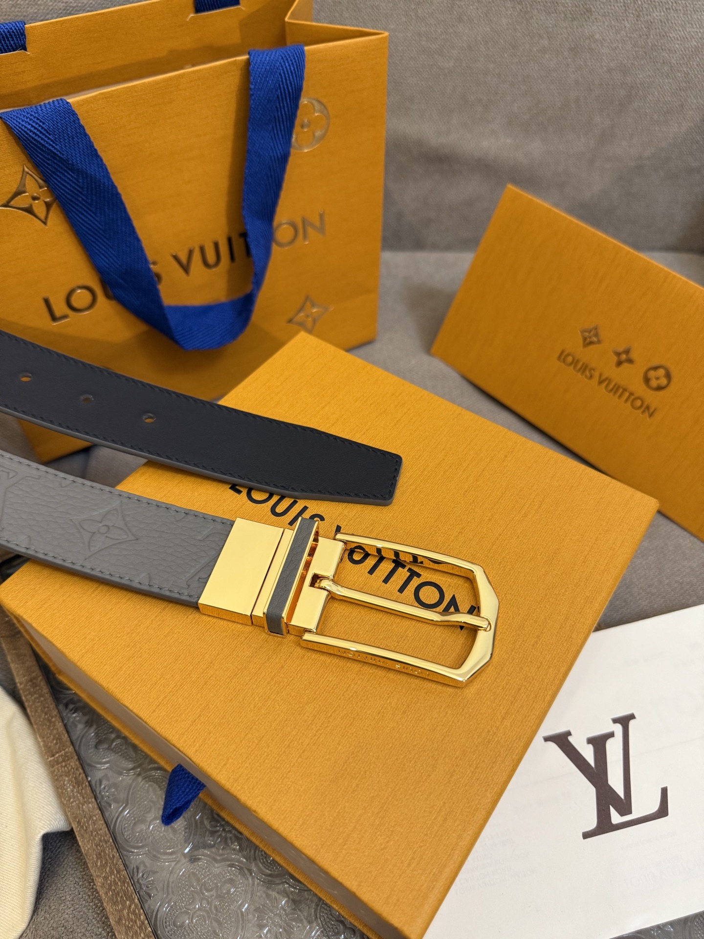  Lv 3.5腰带，Slender 可翻转皮带线条流畅，风格现代，具备无与伦比的多样性。采用深沉的灰色皮