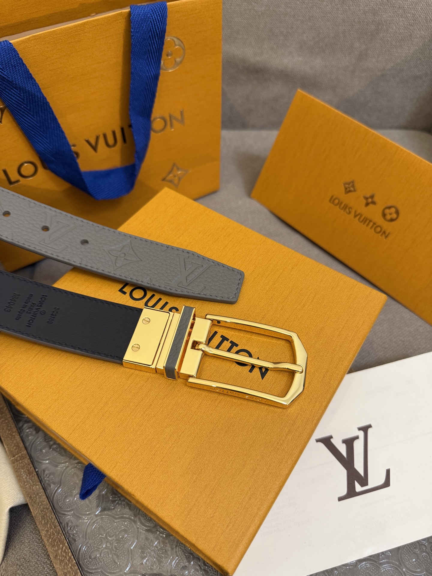 Lv 3.5腰带，Slender 可翻转皮带线条流畅，风格现代，具备无与伦比的多样性。采用深沉的灰色皮