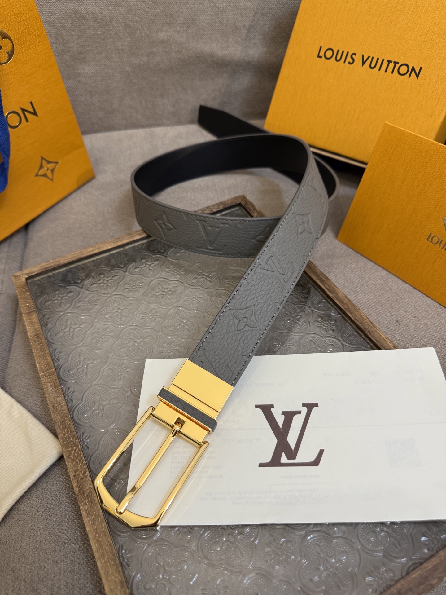  Lv 3.5腰带，Slender 可翻转皮带线条流畅，风格现代，具备无与伦比的多样性。采用深沉的灰色皮