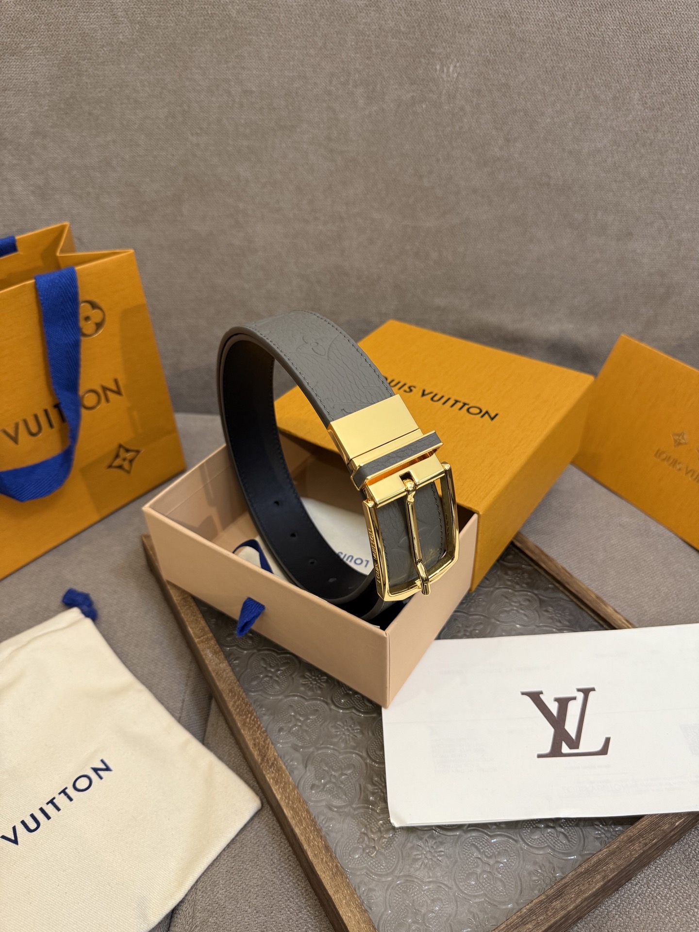  Lv 3.5腰带，Slender 可翻转皮带线条流畅，风格现代，具备无与伦比的多样性。采用深沉的灰色皮