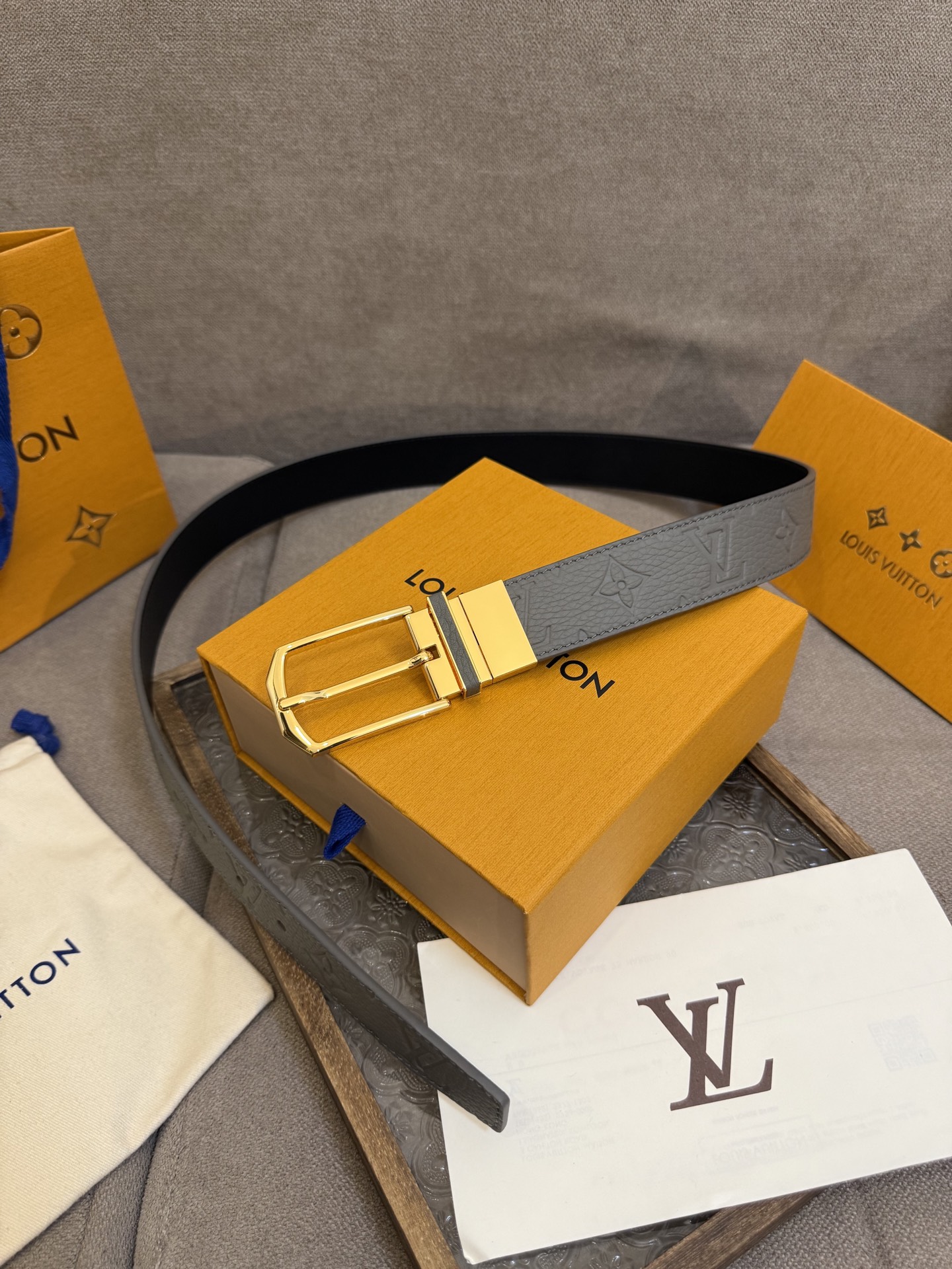  Lv 3.5腰带，Slender 可翻转皮带线条流畅，风格现代，具备无与伦比的多样性。采用深沉的灰色皮