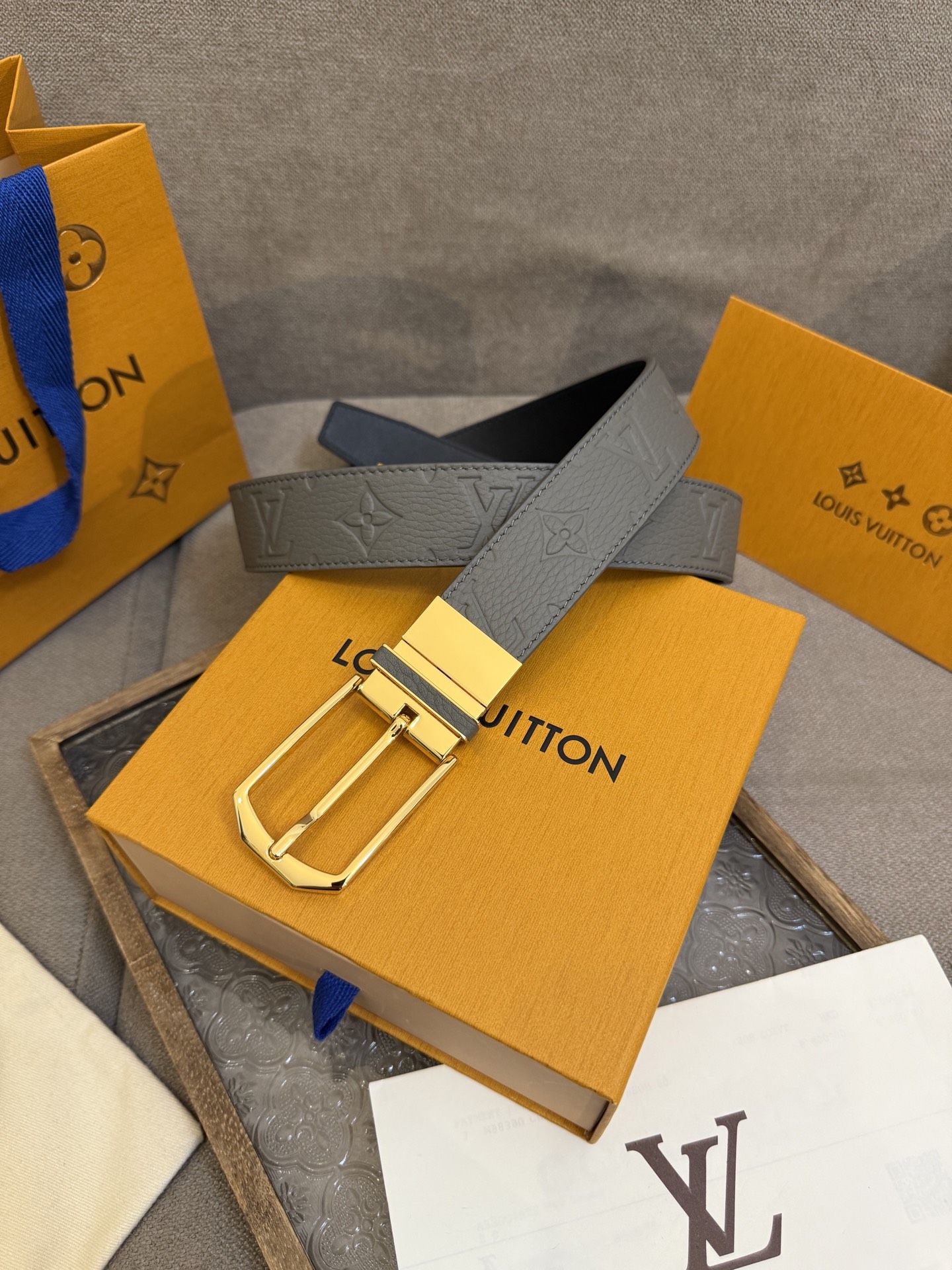  Lv 3.5腰带，Slender 可翻转皮带线条流畅，风格现代，具备无与伦比的多样性。采用深沉的灰色皮