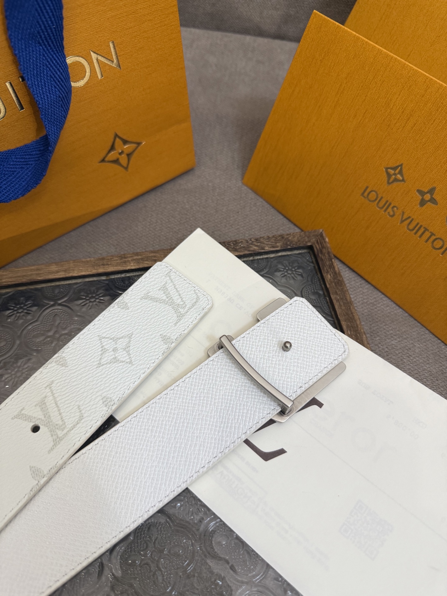  LV Dimension 4.0双面腰带将经典格调引入新颖尺幅设计。皮革压印 LV 字母和 Monog