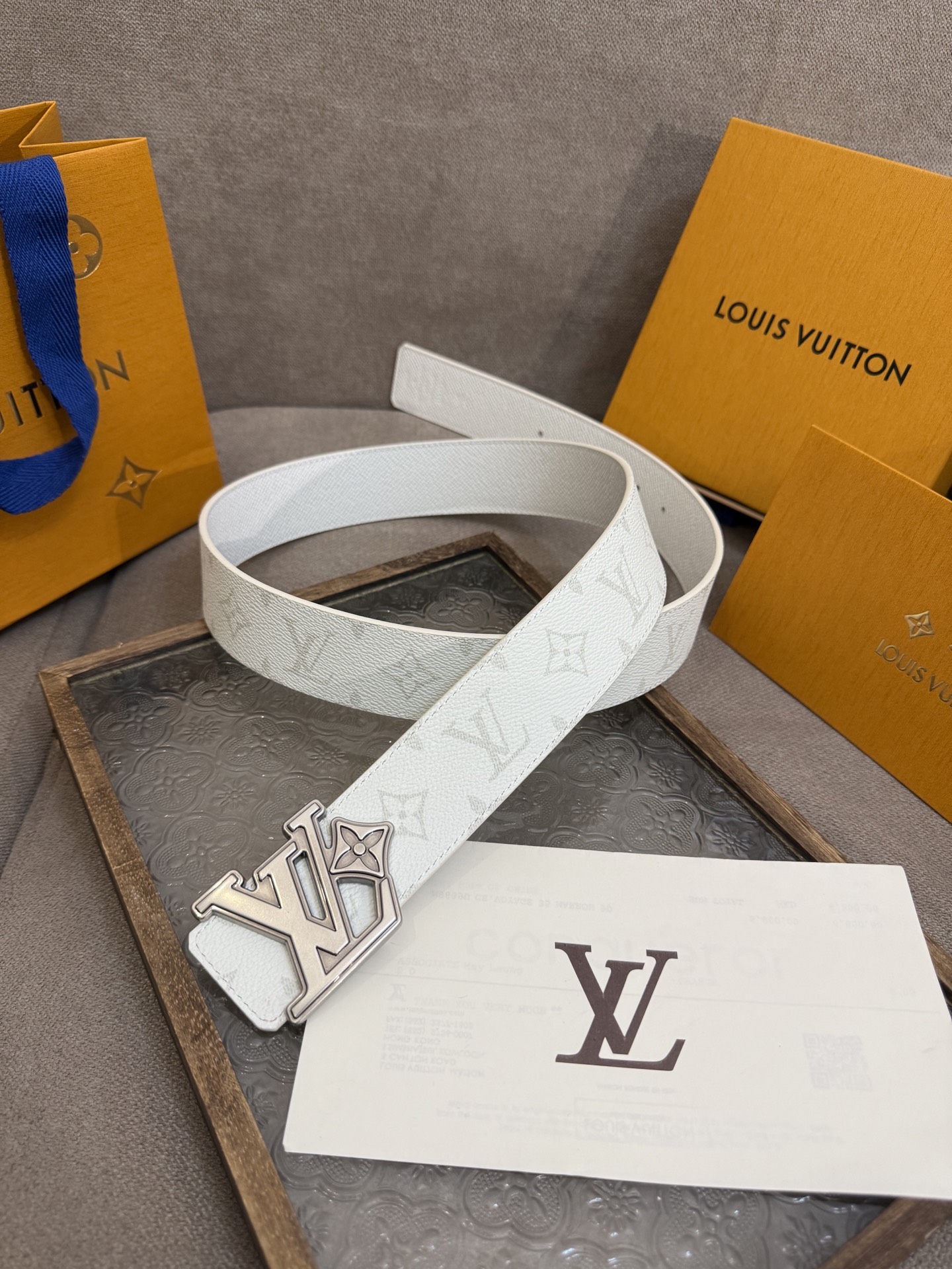  LV Dimension 4.0双面腰带将经典格调引入新颖尺幅设计。皮革压印 LV 字母和 Monog