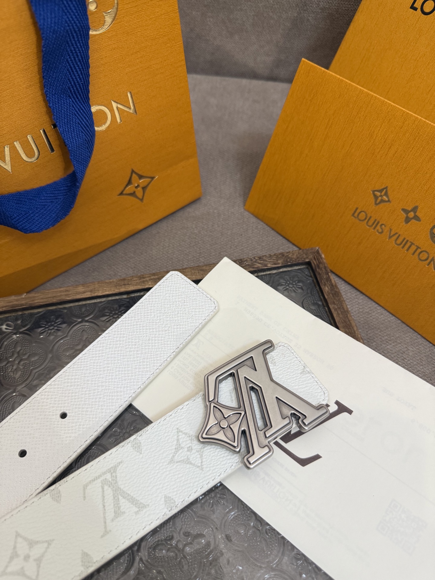  LV Dimension 4.0双面腰带将经典格调引入新颖尺幅设计。皮革压印 LV 字母和 Monog