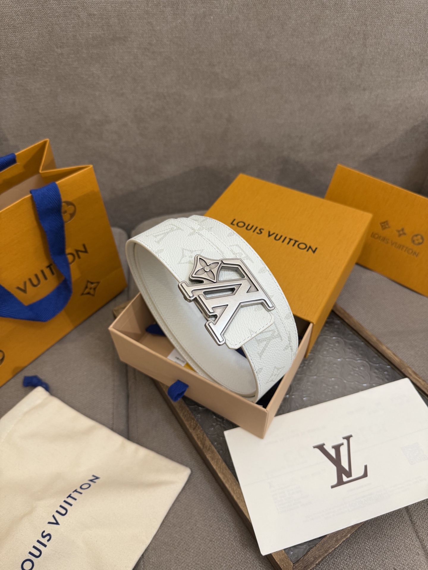  LV Dimension 4.0双面腰带将经典格调引入新颖尺幅设计。皮革压印 LV 字母和 Monog