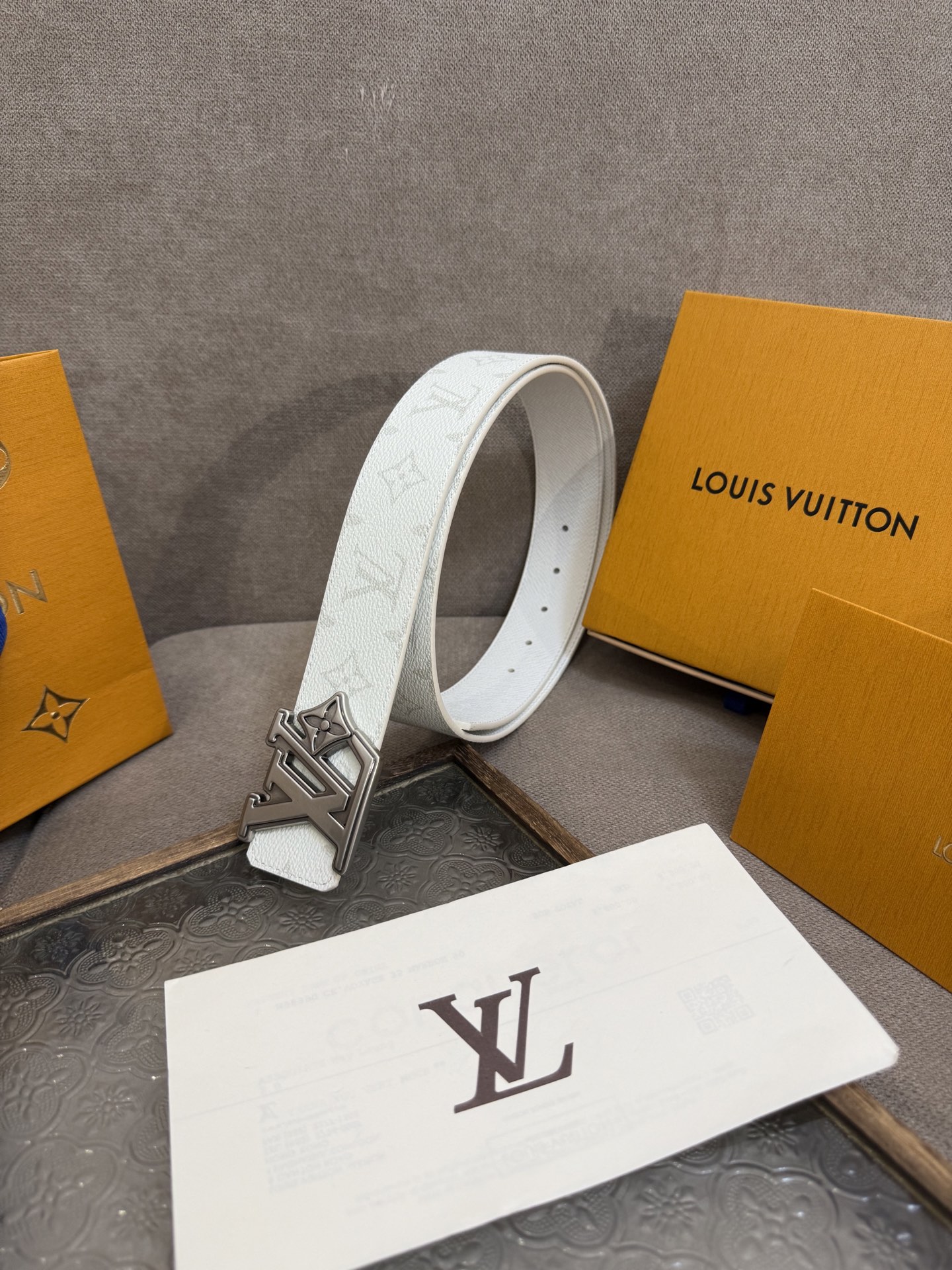  LV Dimension 4.0双面腰带将经典格调引入新颖尺幅设计。皮革压印 LV 字母和 Monog
