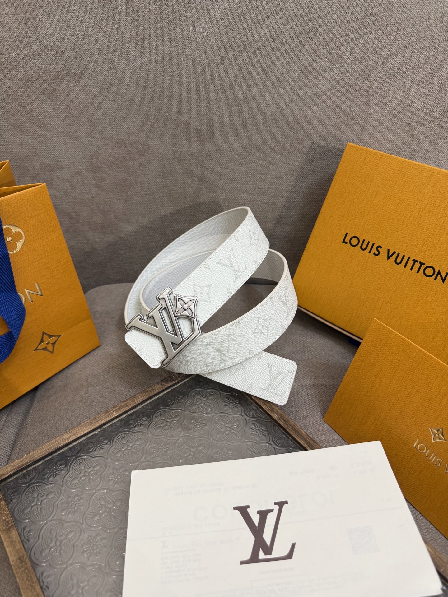 LV Dimension 4.0双面腰带将经典格调引入新颖尺幅设计。皮革压印 LV 字母和 Monog