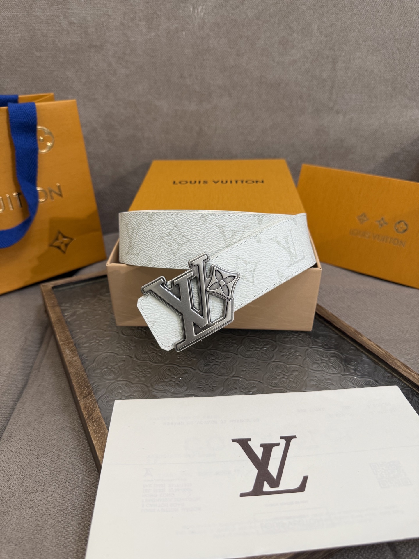  LV Dimension 4.0双面腰带将经典格调引入新颖尺幅设计。皮革压印 LV 字母和 Monog