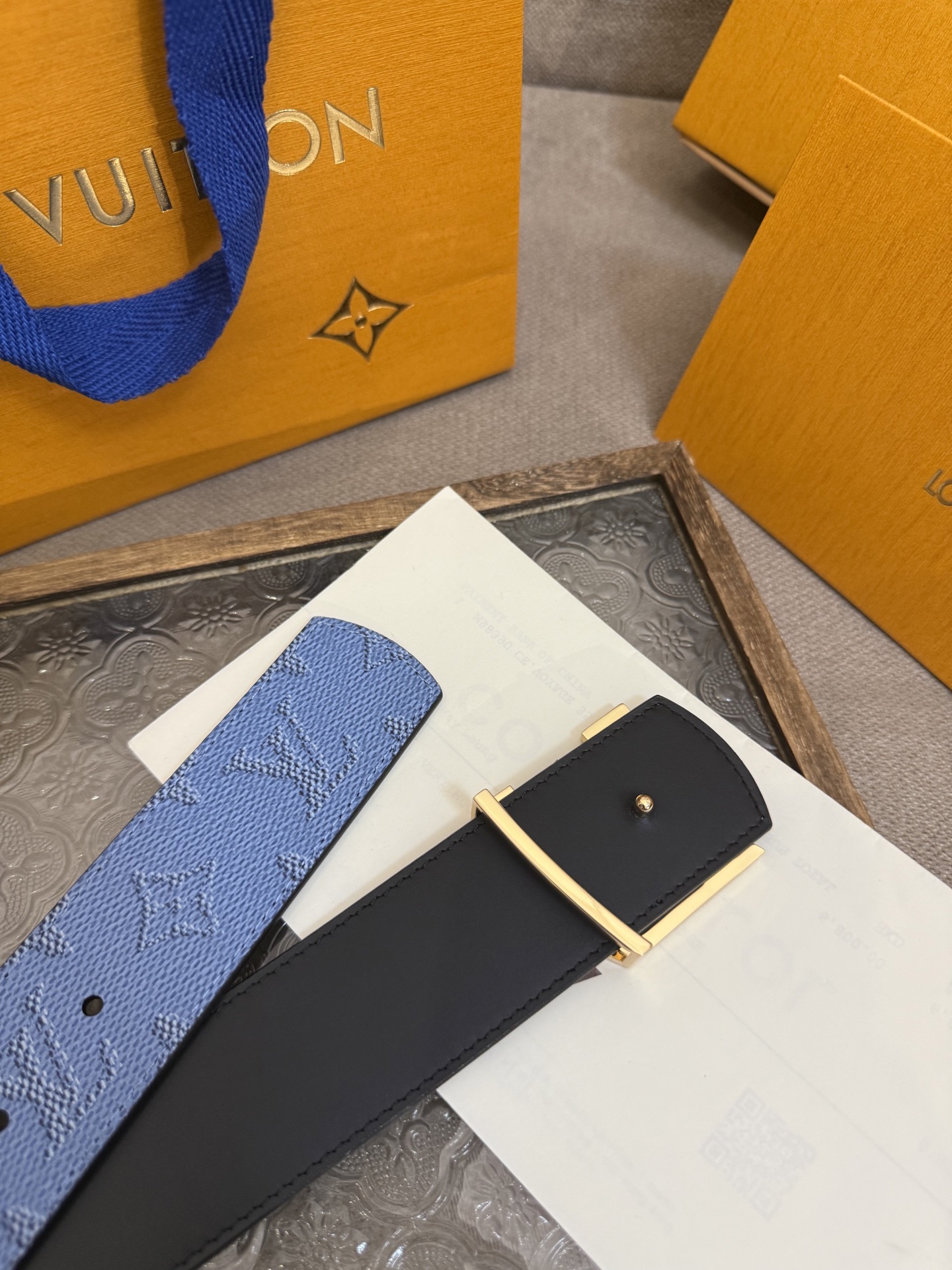  LV Dimension 4.0双面腰带将经典格调引入新颖尺幅设计。皮革压印 LV 字母和 Monog