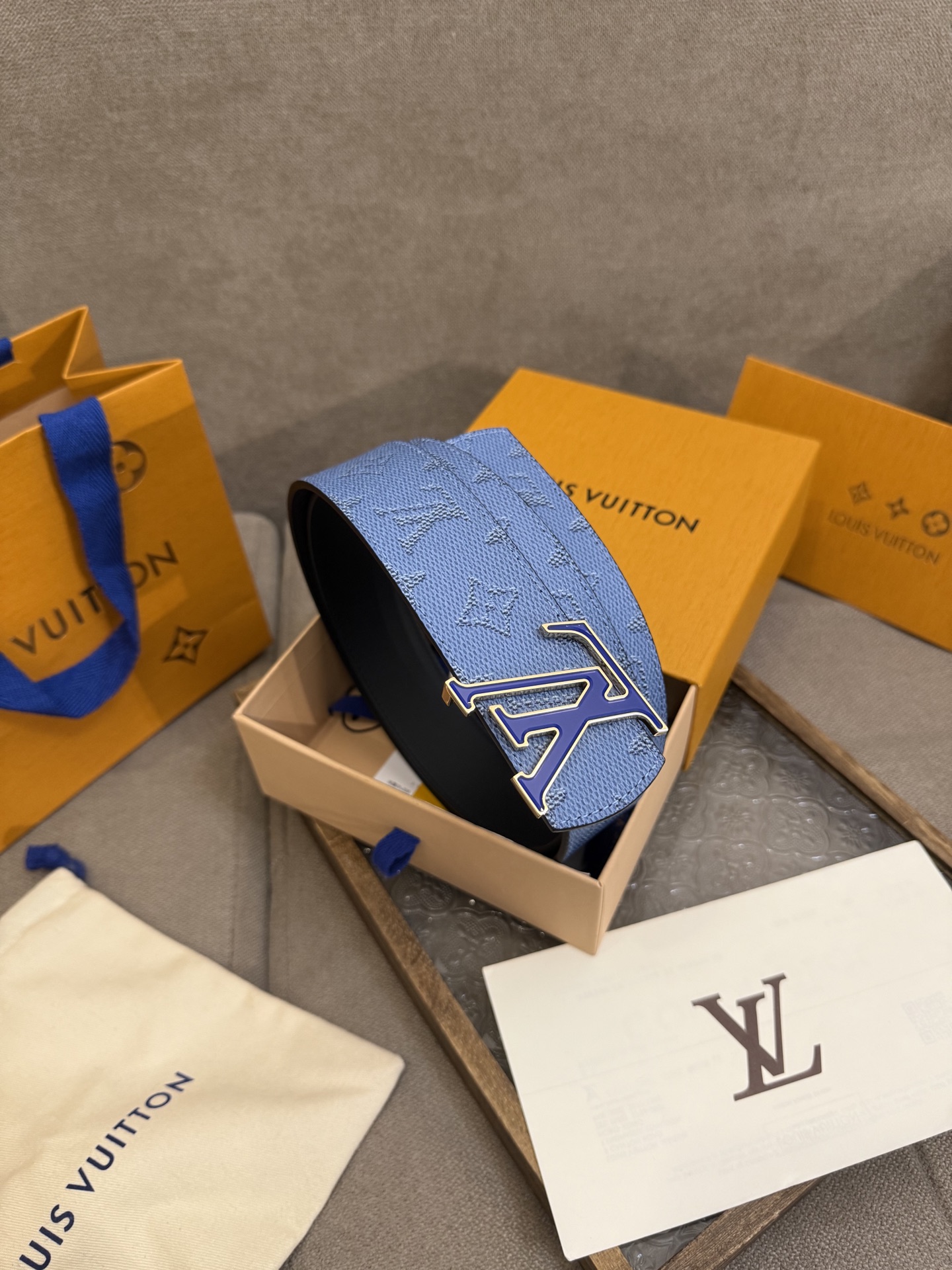  LV Dimension 4.0双面腰带将经典格调引入新颖尺幅设计。皮革压印 LV 字母和 Monog