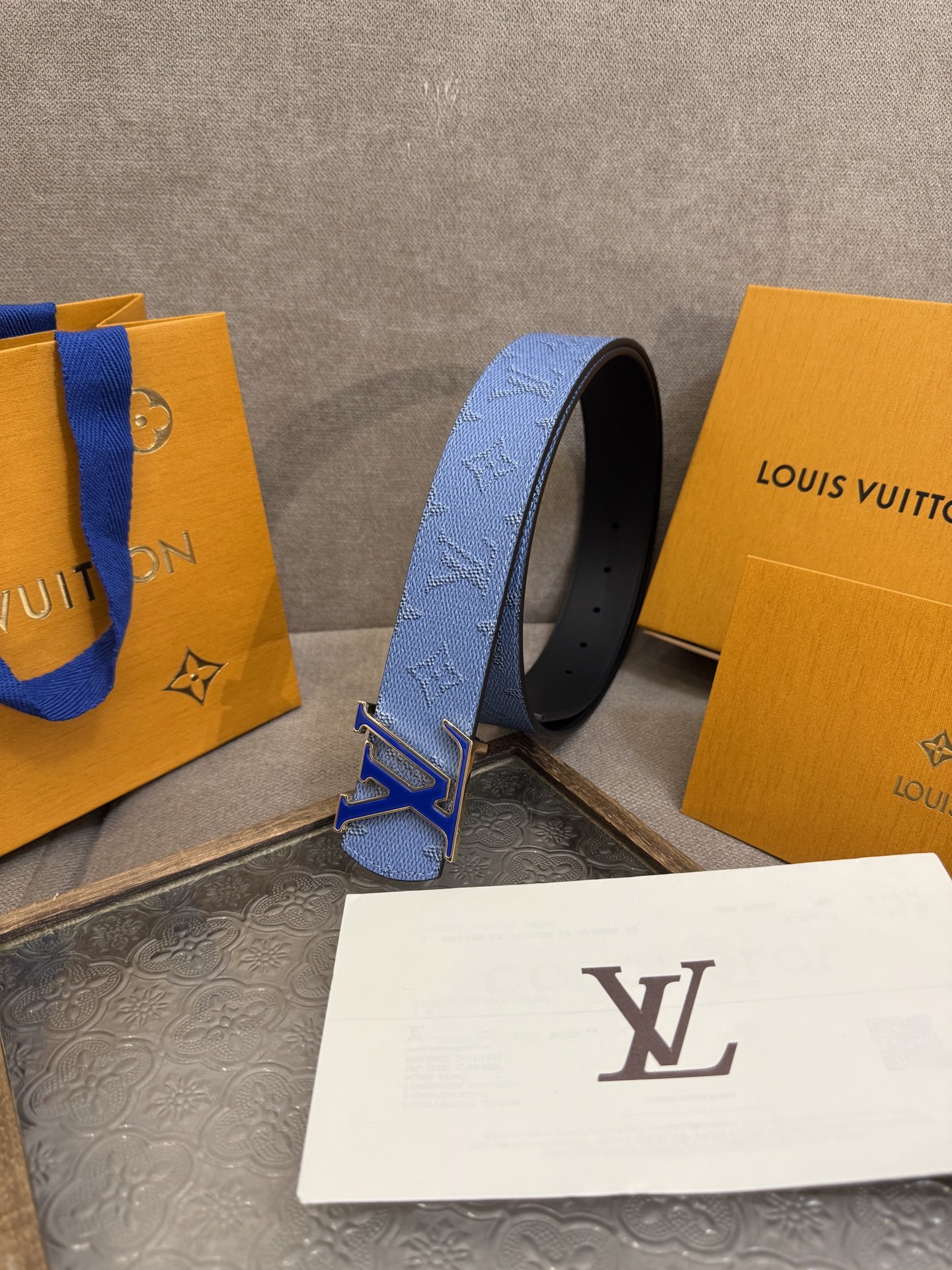  LV Dimension 4.0双面腰带将经典格调引入新颖尺幅设计。皮革压印 LV 字母和 Monog
