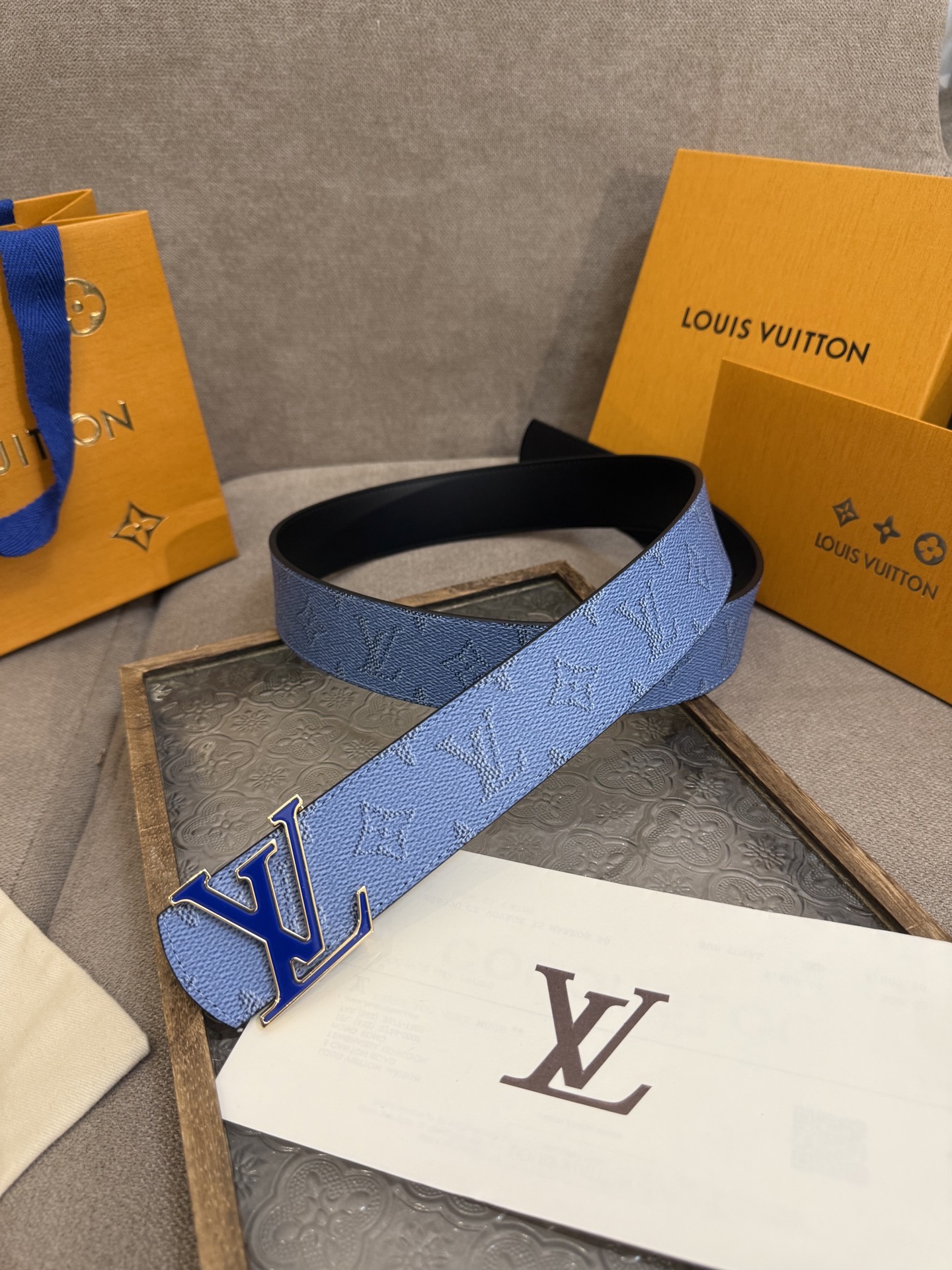  LV Dimension 4.0双面腰带将经典格调引入新颖尺幅设计。皮革压印 LV 字母和 Monog