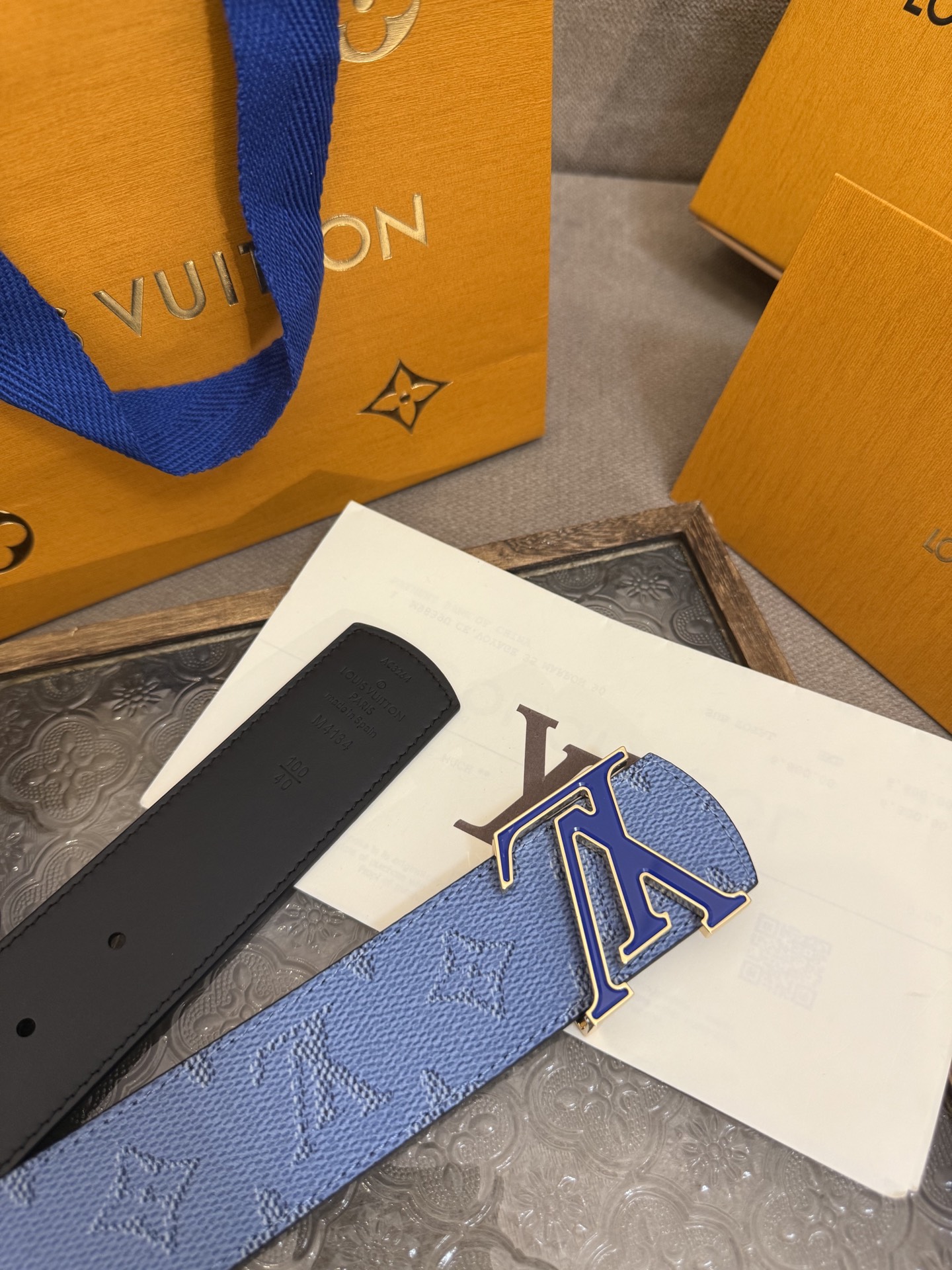  LV Dimension 4.0双面腰带将经典格调引入新颖尺幅设计。皮革压印 LV 字母和 Monog