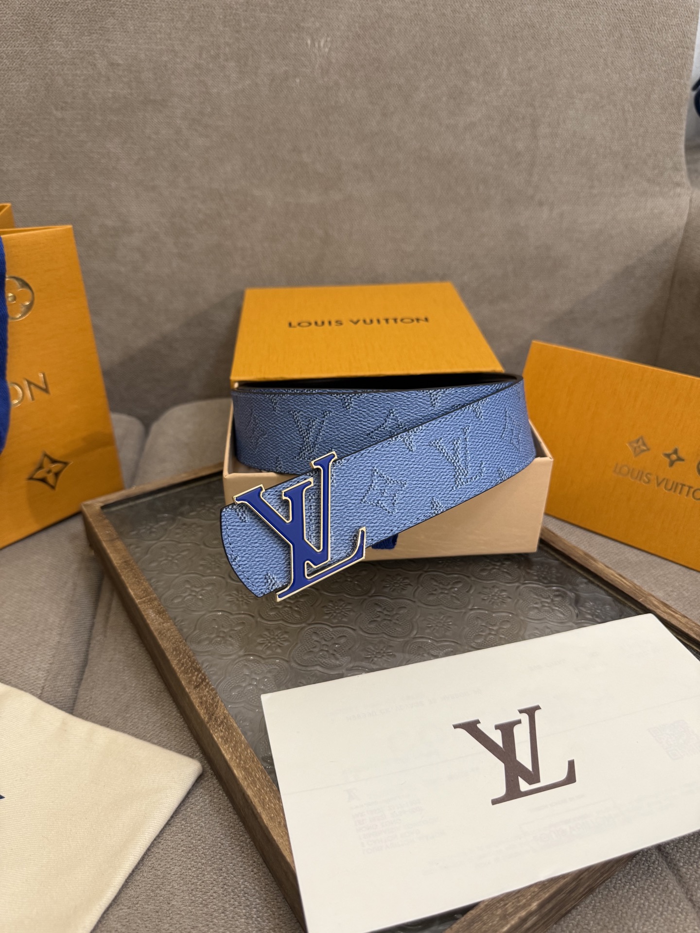  LV Dimension 4.0双面腰带将经典格调引入新颖尺幅设计。皮革压印 LV 字母和 Monog