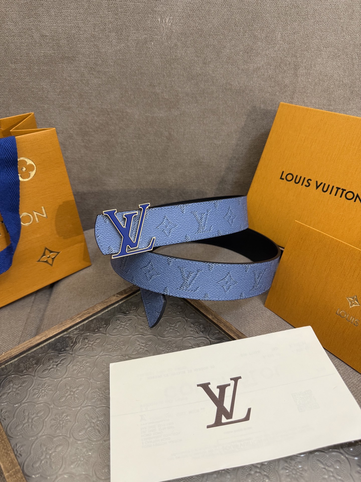  LV Dimension 4.0双面腰带将经典格调引入新颖尺幅设计。皮革压印 LV 字母和 Monog
