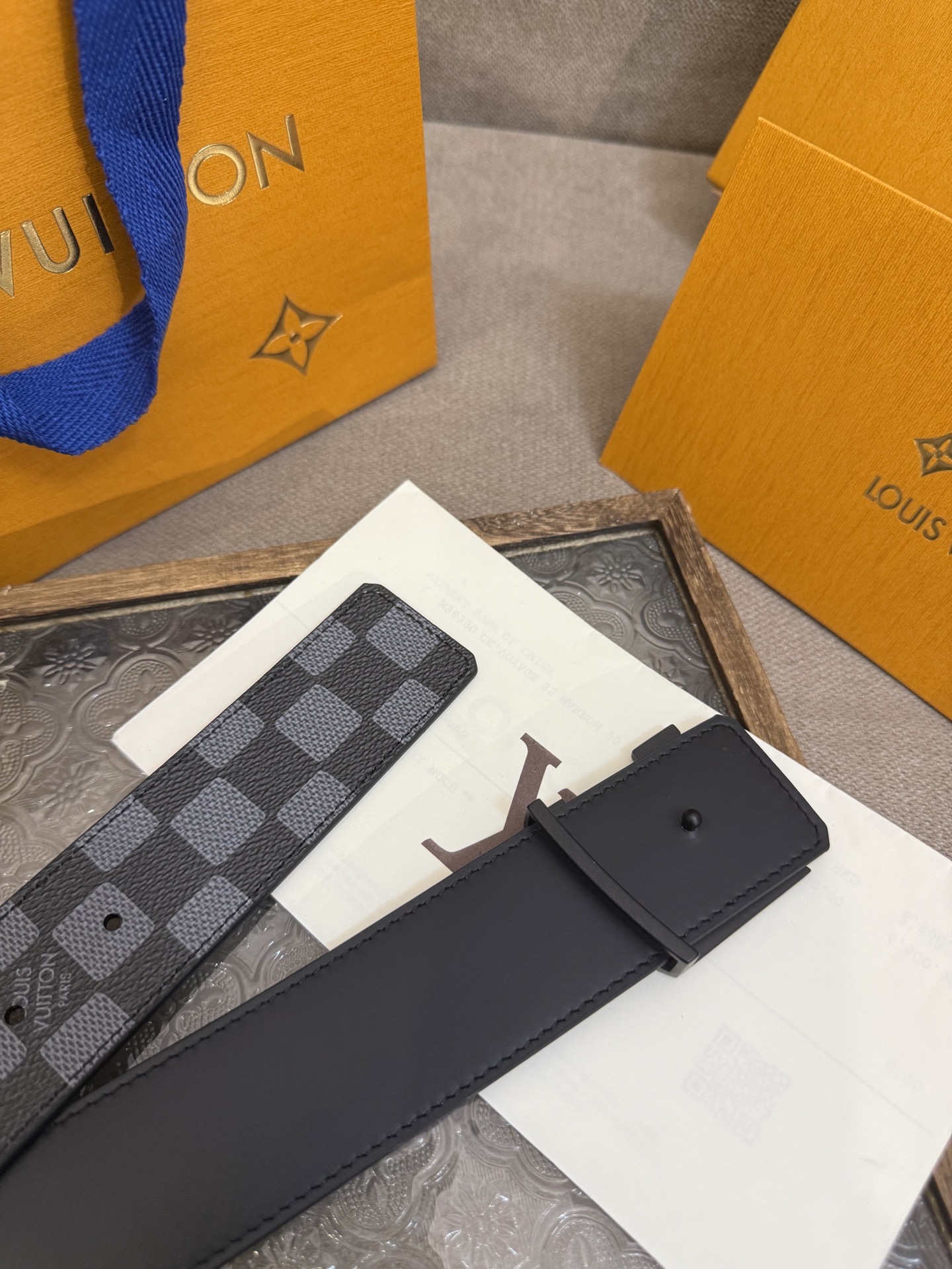  LV Dimension 4.0双面腰带将经典格调引入新颖尺幅设计。皮革压印 LV 字母和 Monog