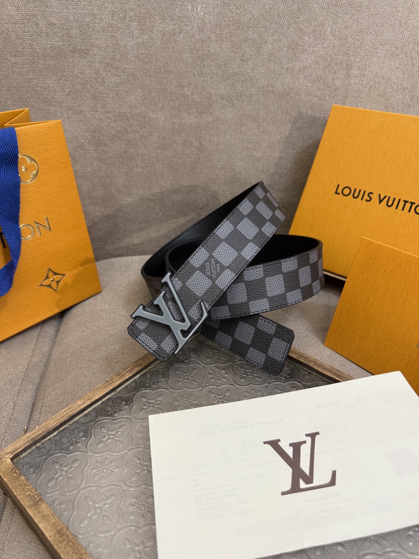  LV Dimension 4.0双面腰带将经典格调引入新颖尺幅设计。皮革压印 LV 字母和 Monog