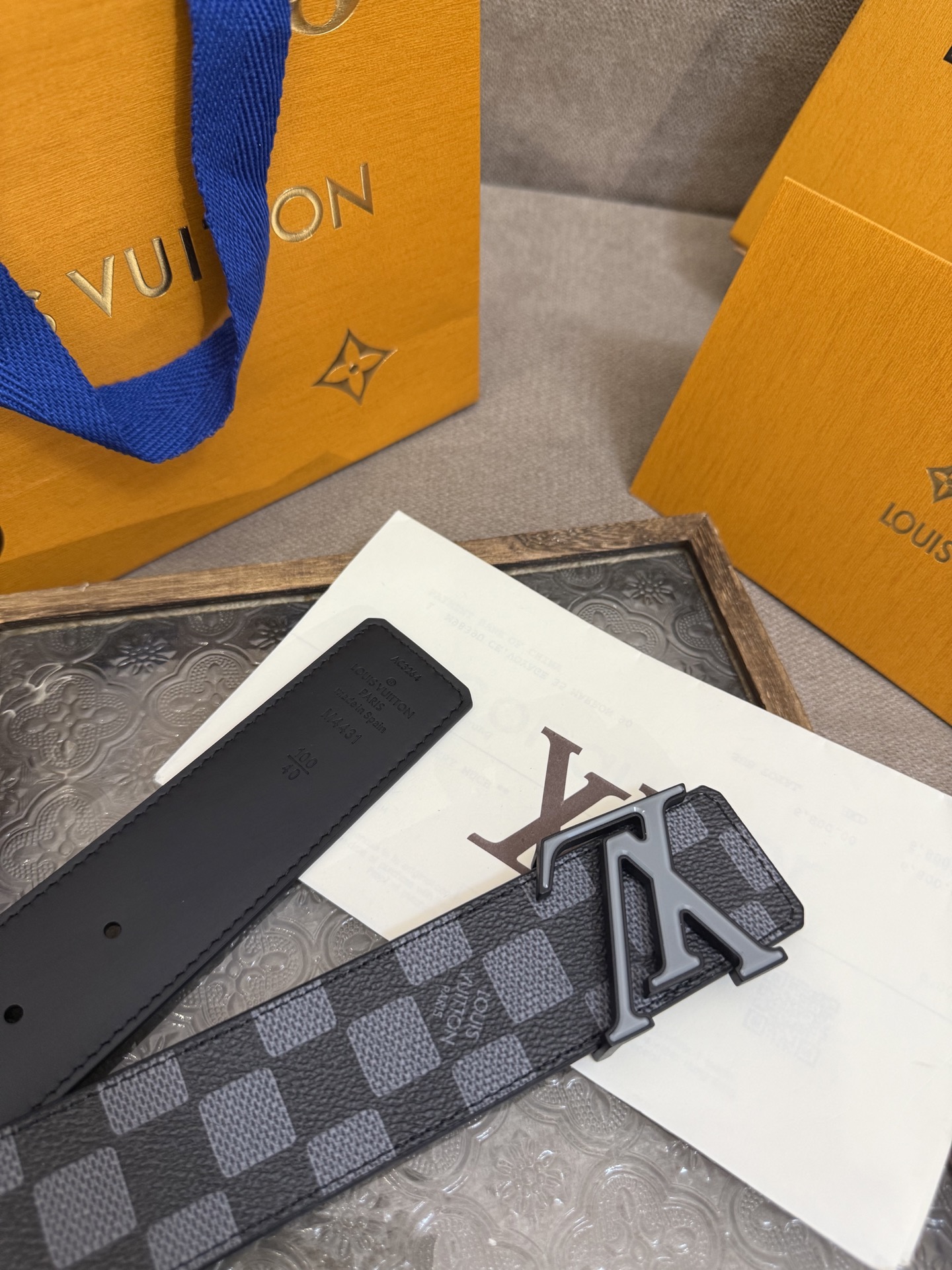  LV Dimension 4.0双面腰带将经典格调引入新颖尺幅设计。皮革压印 LV 字母和 Monog