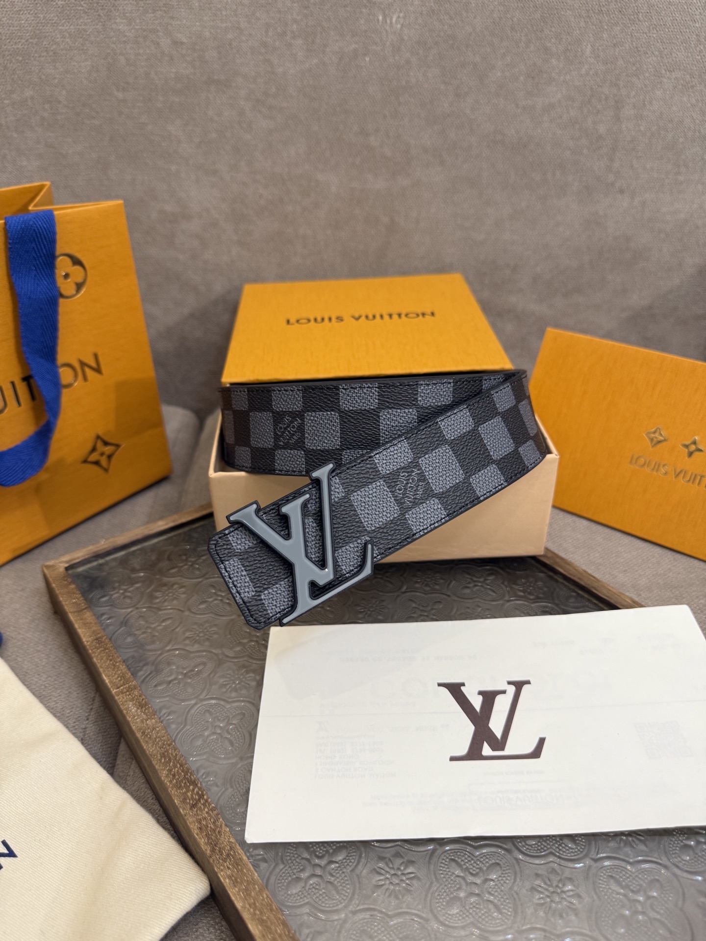  LV Dimension 4.0双面腰带将经典格调引入新颖尺幅设计。皮革压印 LV 字母和 Monog